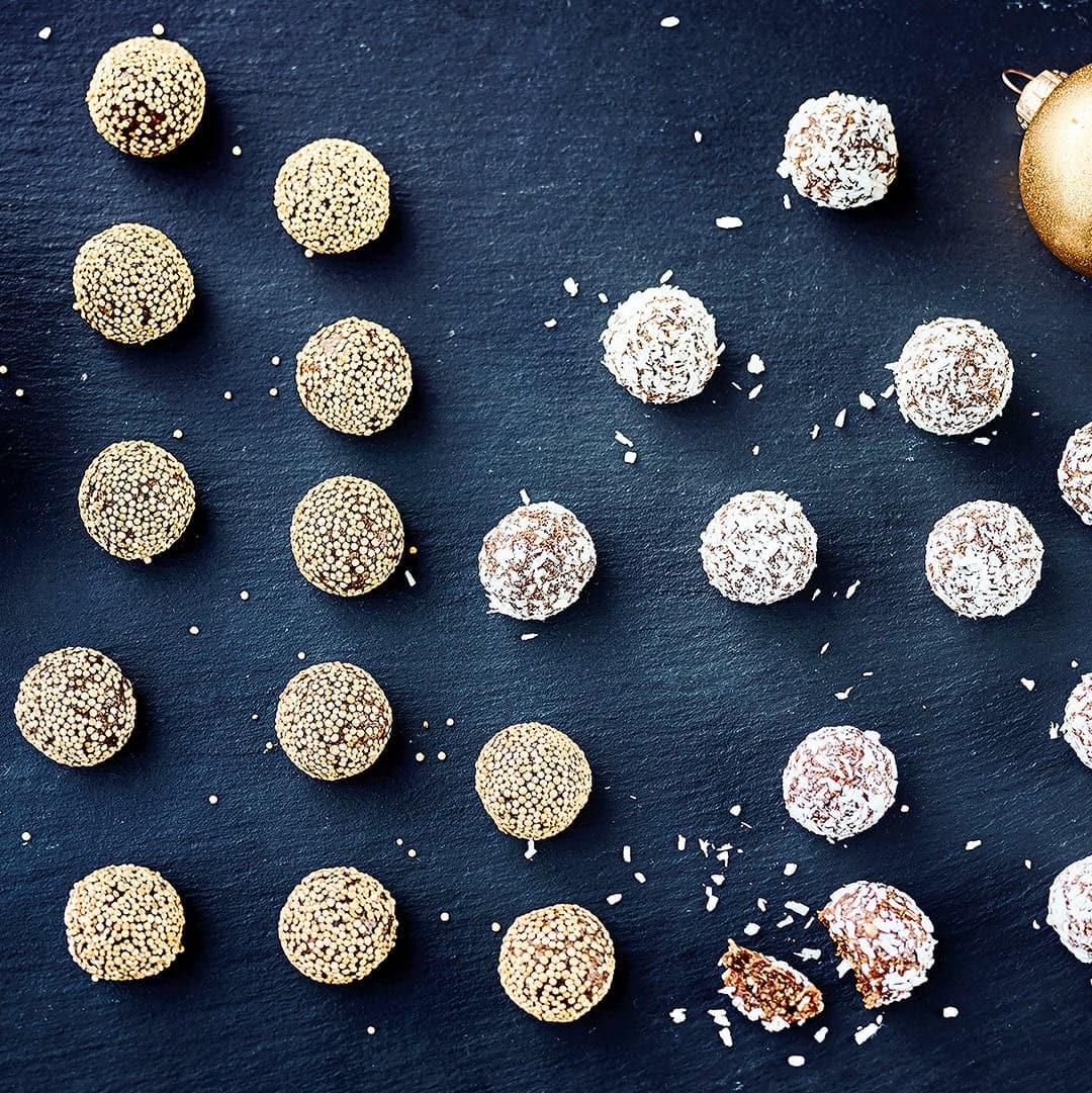 Die ausgewogene Alternative zu Printen, Zimtsternen und Co.: Feine Energy-Balls aus Trockenfrüchten und Nüssen! Der perfekte Weihnachts-Snack und ein super Mitbringsel.