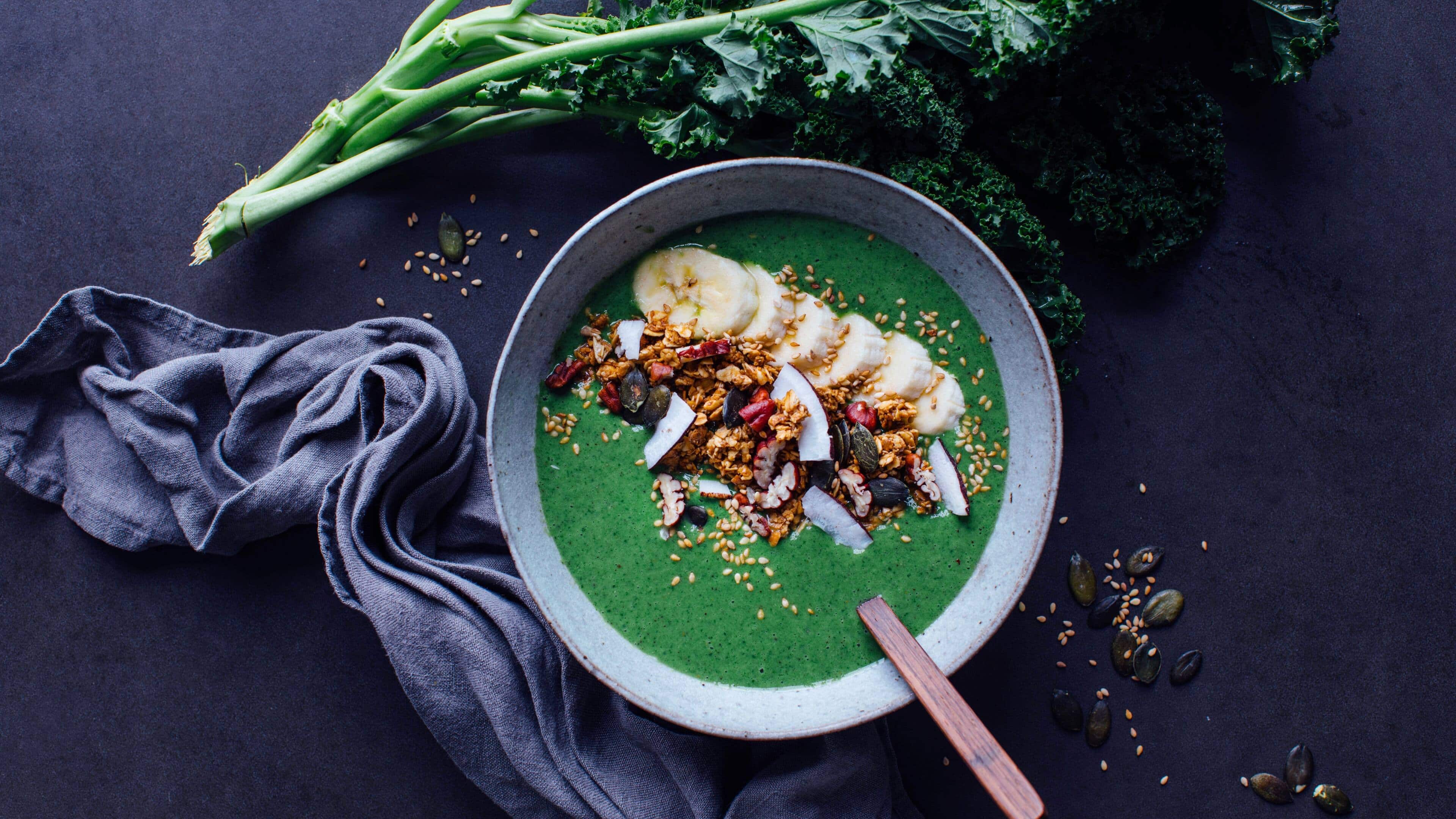 Smoothie-Bowl mit Grünkohl Ab in die Schüssel und los geht’s! Unsere Smoothie-Bowl mit Grünkohl und Kiwi ist gesund und lecker. Getoppt wird sie nur noch durch das Honig-Granola-Nüsse-Sesam-Topping.