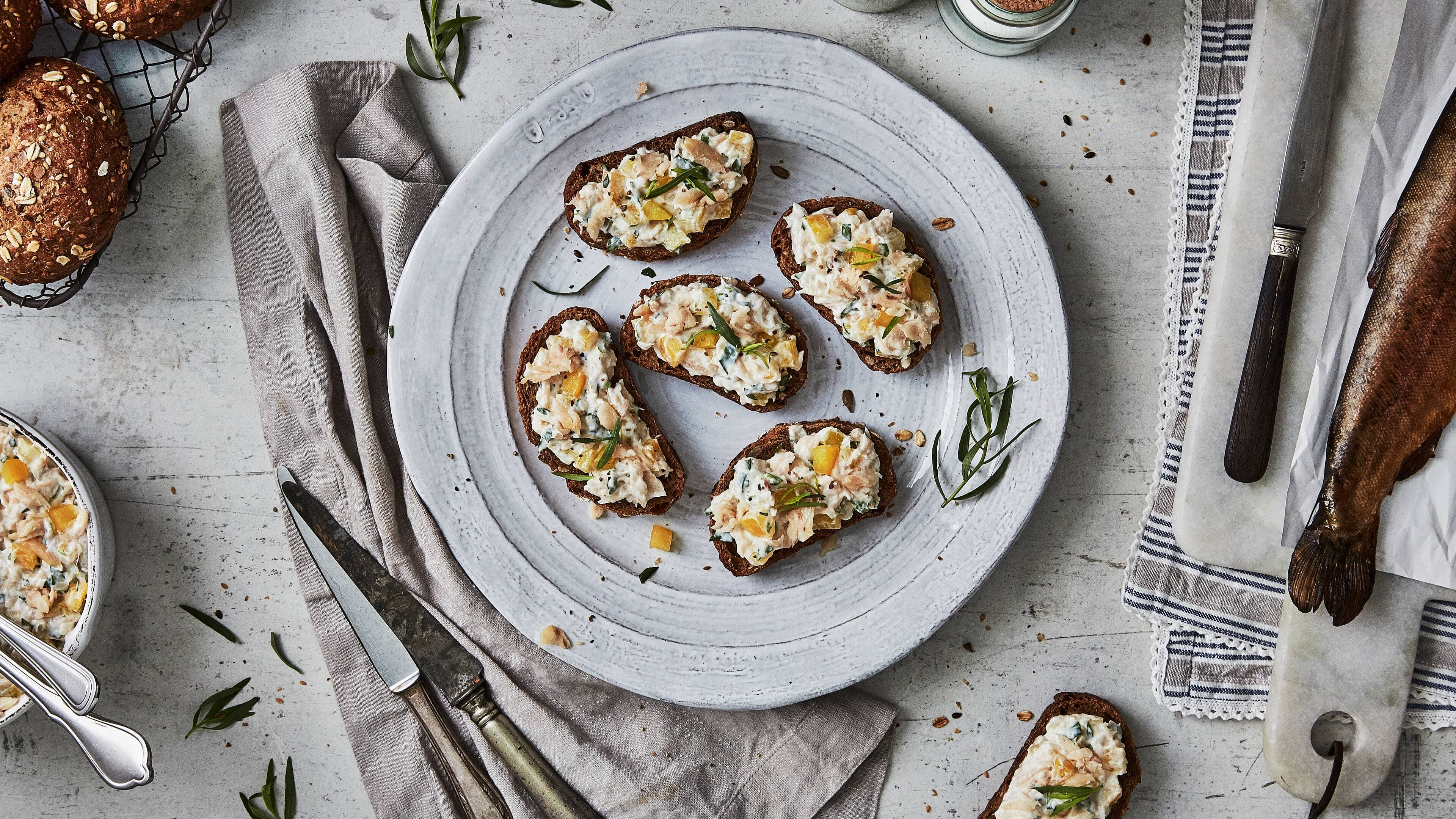 Schnelle Snackhäppchen Lust auf eine Zwischenmahlzeit mit Fisch? Dann probieren Sie unsere schnellen Snackhäppchen mit Paprika, Joghurt und Forelle auf Vollkornbrötchen mit Sonnenblumenkernen – fertig in 20 Minuten!