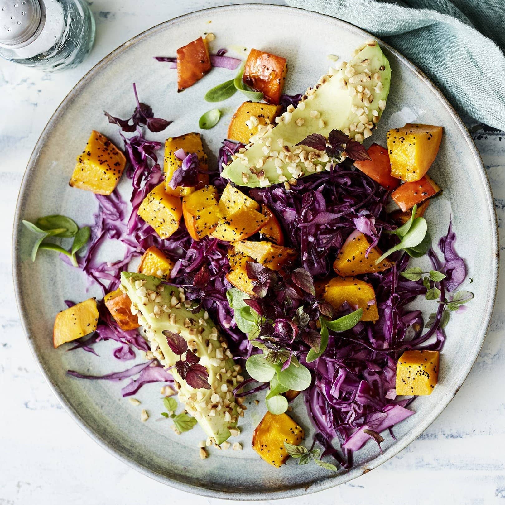 Unser Mohnkürbis aus dem Ofen mit Kokos-Rotkohlsalat und Avocadospalten bringt nicht nur den Teller zum Leuchten!