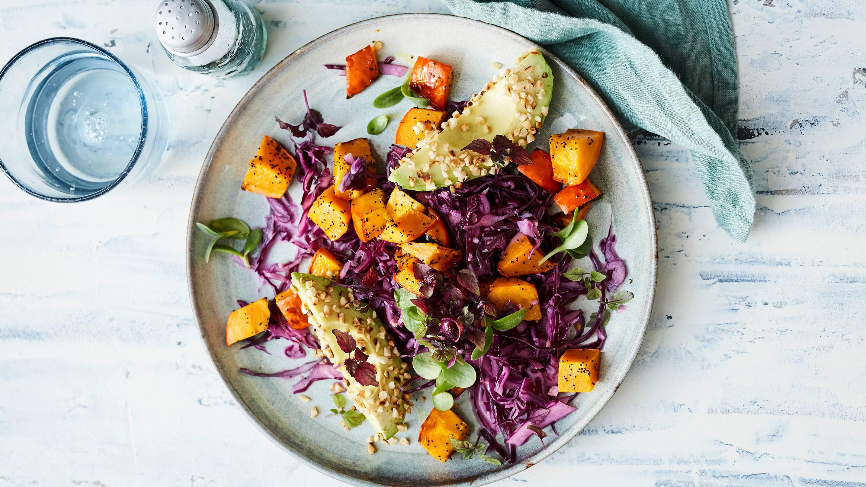Kokos-Rotkohlsalat mit Mohnkürbis Unser Mohnkürbis aus dem Ofen mit Kokos-Rotkohlsalat und Avocadospalten bringt nicht nur den Teller zum Leuchten!