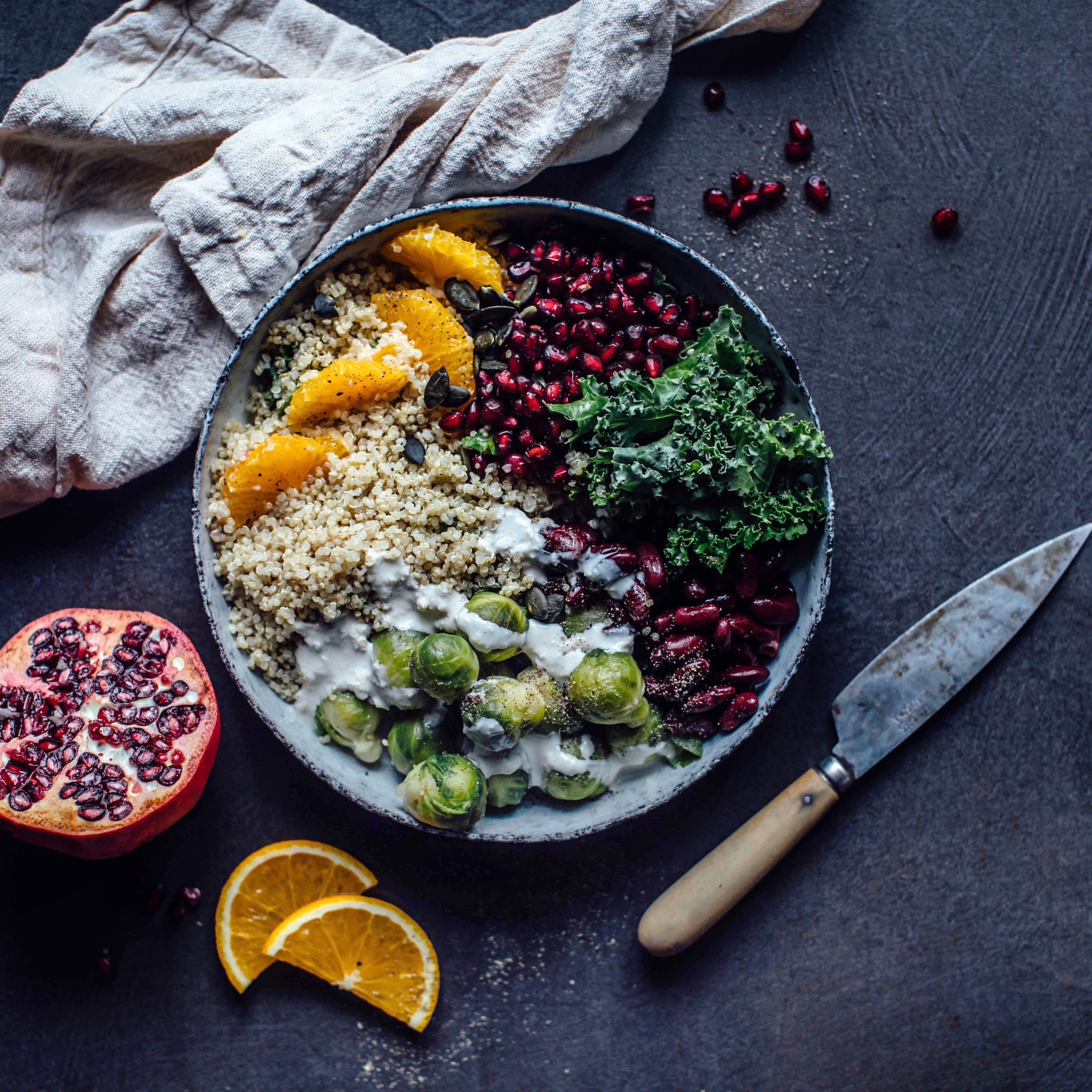 Köstlicher Quinoa mit Rosenkohl, Grünkohl, Kidneybohnen, Granatapfel und Orange: Unsere Winter-Bowl müssen Sie probieren!