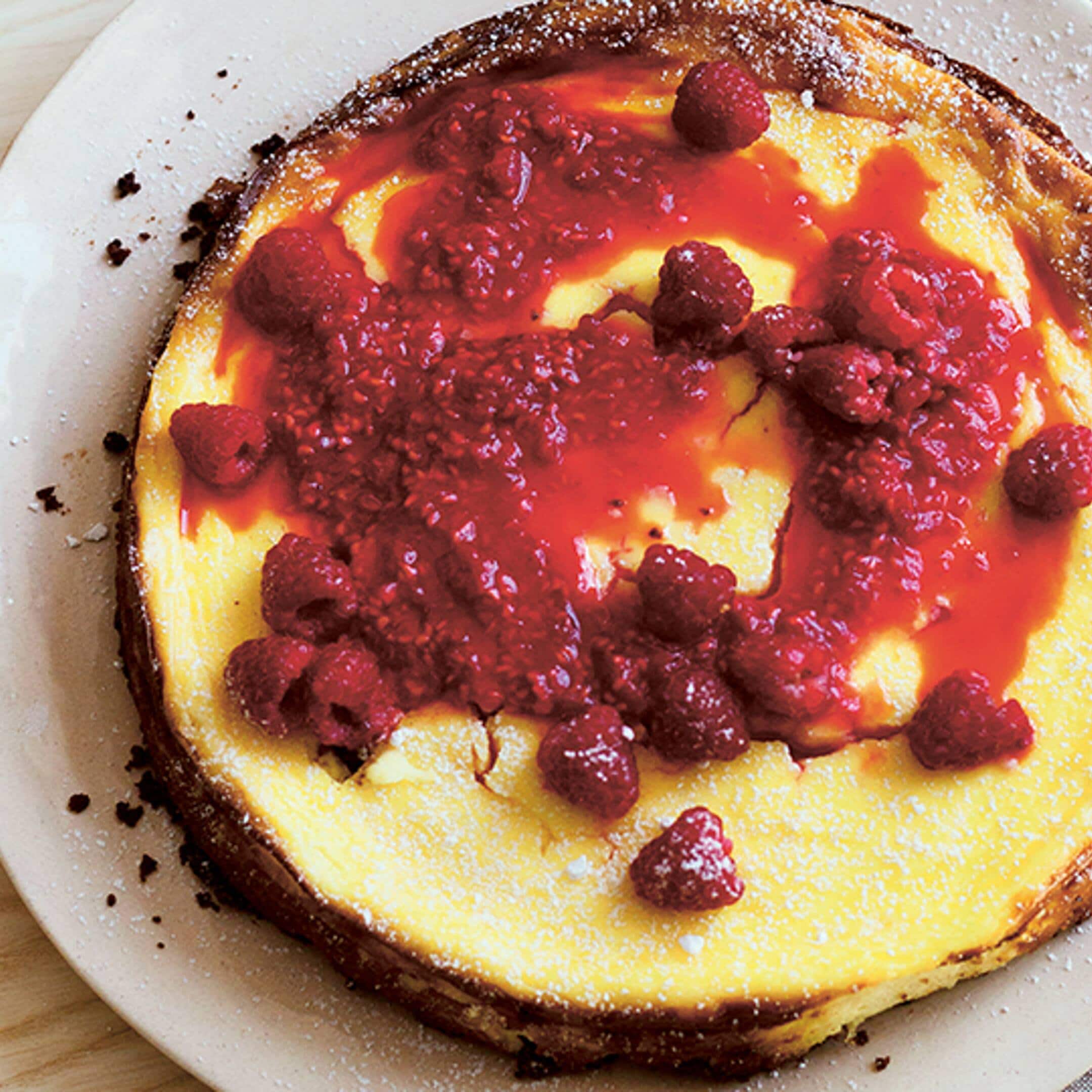 Dieser ultimative Cheesecake mit Schokokeksen, Frischkäse, Sauerrahm und Himbeersoße wird Sie begeistern – probieren Sie unser Rezept gleich mal aus!