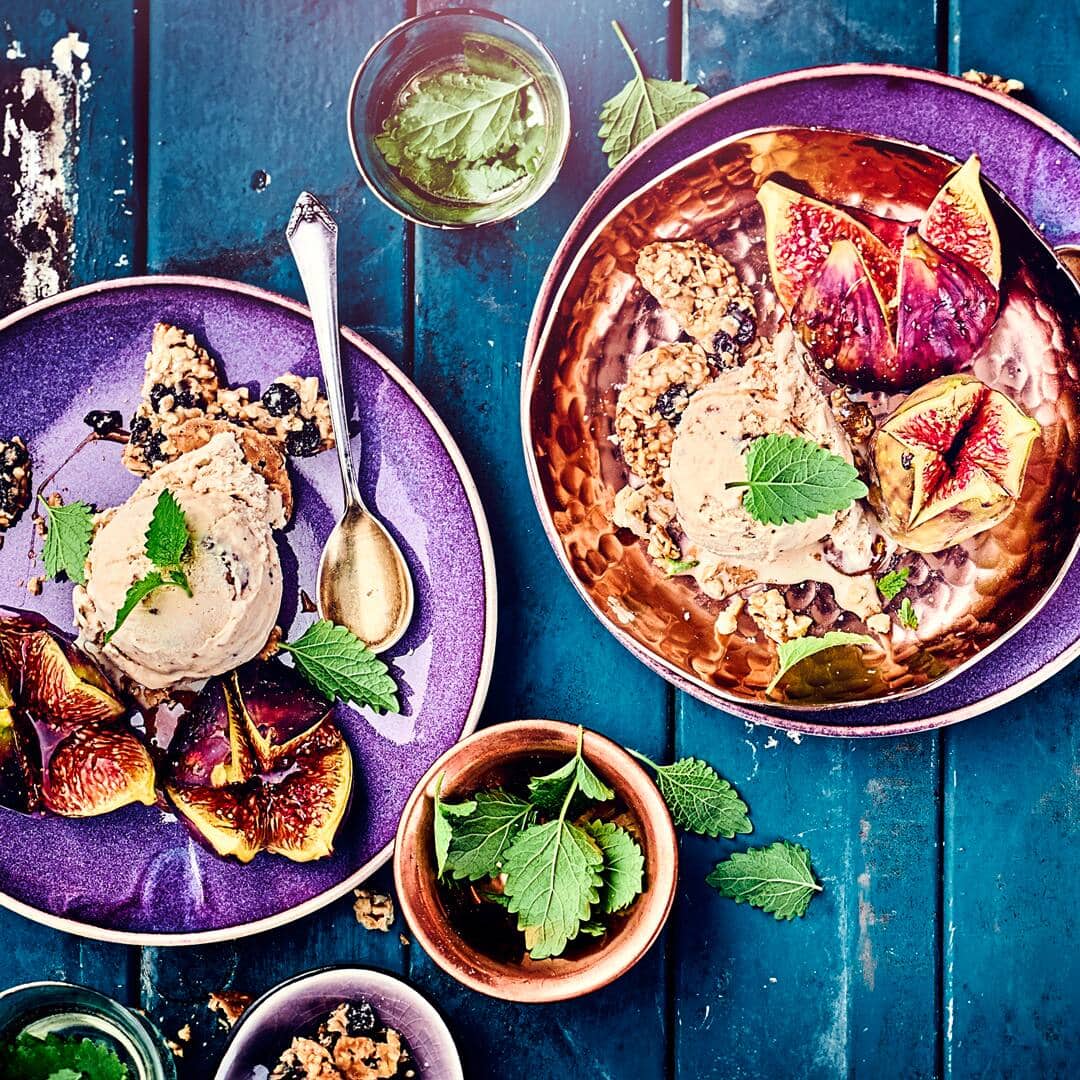 Kleines, feines Dessert, das schnell zubereitet ist. Für unser Feigendessert mit Walnusseis werden die Feigen in Holunderbeersaft gebacken und mit  Walnusseis serviert! Natürlich kann auch Vanilleeis oder andere Eissorten dazu gereicht werden, je nach Geschmack.