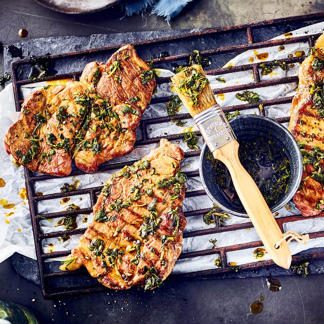 Würzige Kräuter-Marinade für Fleisch: Wer es gerne kräftig mag, kann die Marinade z.B. noch mit dunklem Bier verfeinern.