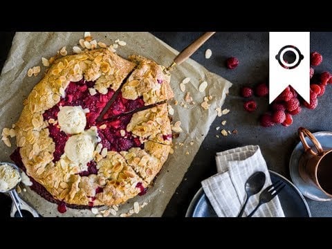 Himbeer-Rhabarber-Galette YouTube Platzhalterbild für ein Video mit dem Titel 'Himbeer-Rhabarber-Galette'.