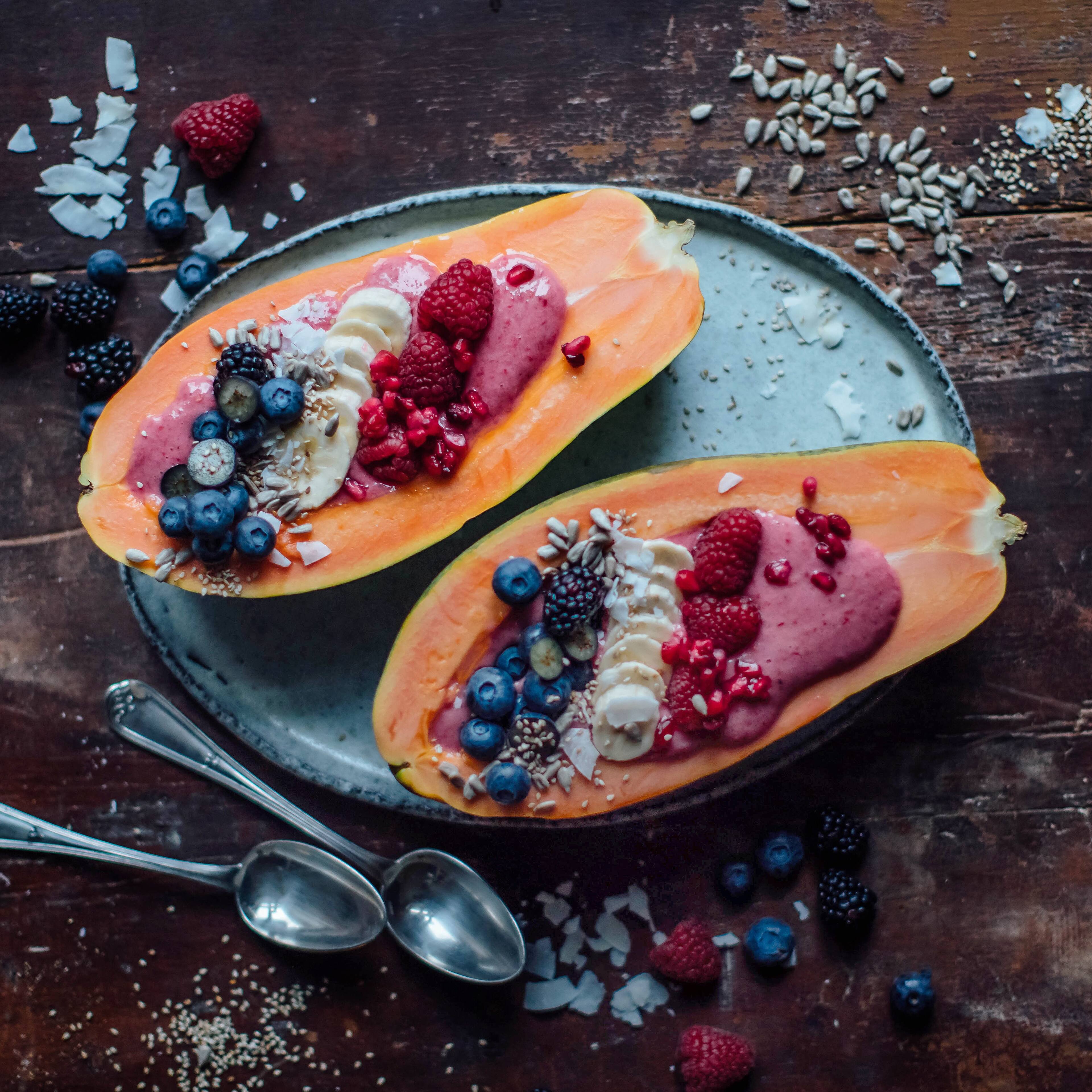 Super saftig und herrlich süß schmecken unsere Papayas und wir genießen die Früchte aus dem Süden als exotische Papaya Bowl mit viel Obst und Kokosflocken.