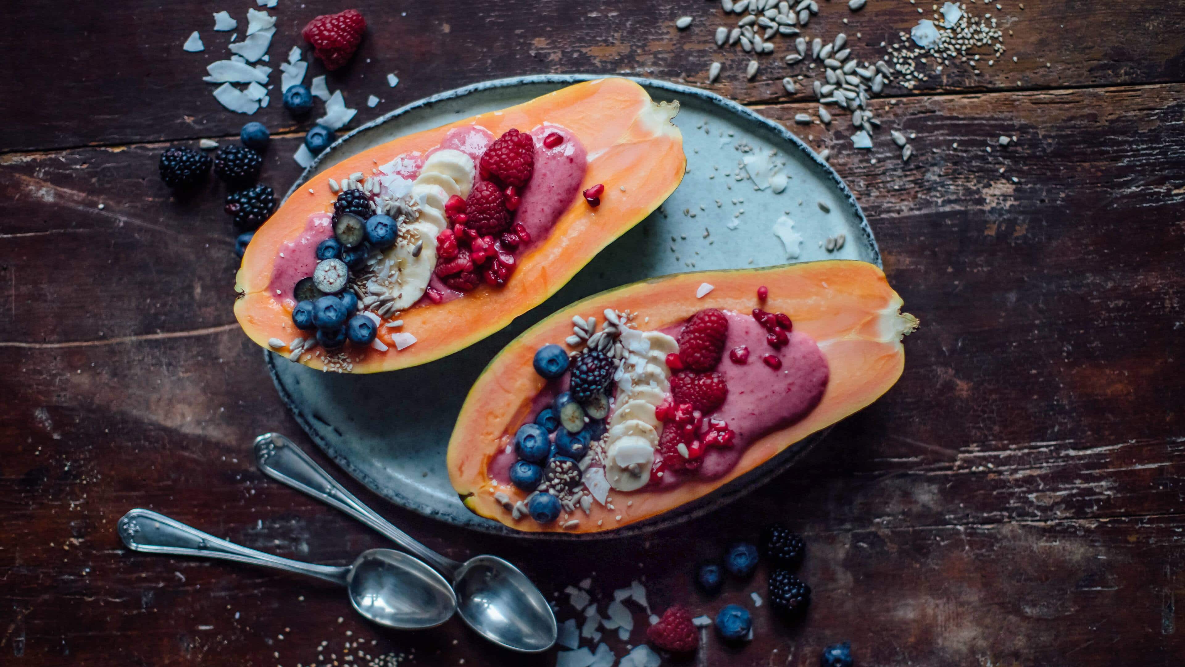 Papaya Bowl Super saftig und herrlich süß schmecken unsere Papayas und wir genießen die Früchte aus dem Süden als exotische Papaya Bowl mit viel Obst und Kokosflocken.