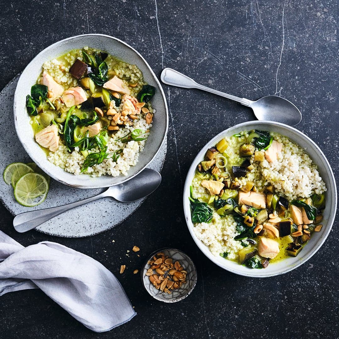 Eine ungewöhnliche Kombination die ein wahres Geschmackserlebnis bringt: Grünes Lachs-Curry mit Babyspinat, Kokosmilch, Graupen und Erdnüssen.