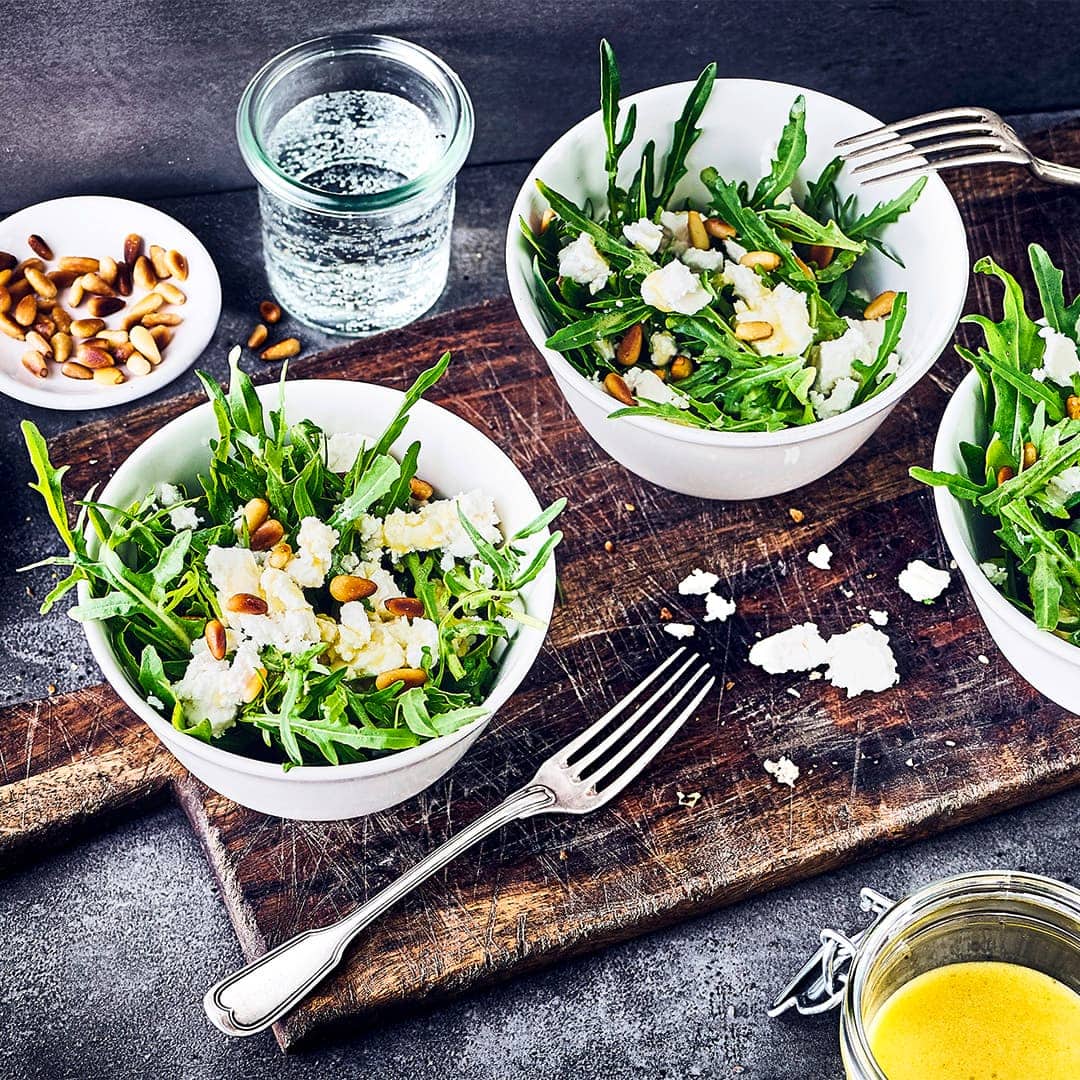 Bereiten Sie einen leckeren Rucola-Salat mit Senfsoße in nur 17 Minuten mit unserem Rezept zu. Geröstete Pinienkerne und Feta sorgen für eine Extra-Würze.
