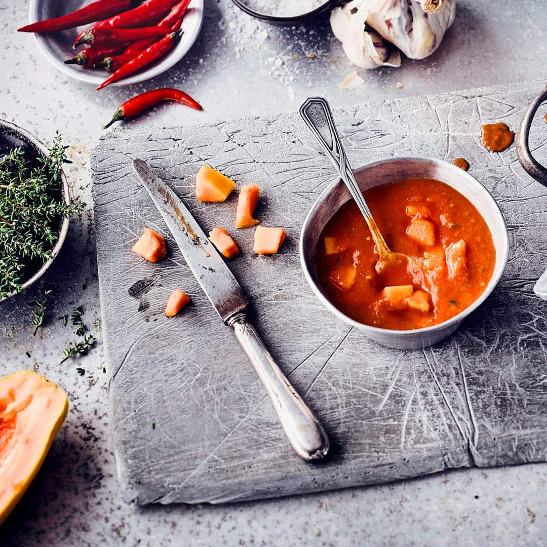 Mit dieser raffinierten Sauce peppen Sie jedes Fleischgericht vom Grill auf: Probieren Sie unsere exotische Variante mit frischer Papaya, Tomate, Chili und Kurkuma – pikant und lecker!