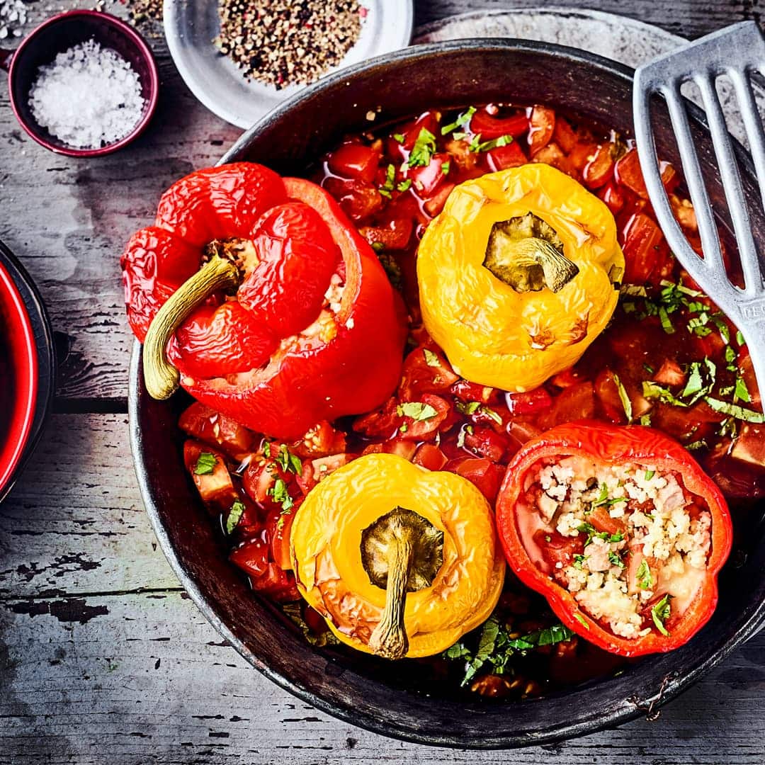Füllen Sie Paprika mit Hirse, Champignons, Tomaten & Mozarella und servieren Sie diese mit Tomaten-Basilikum-Soße – so lecker!