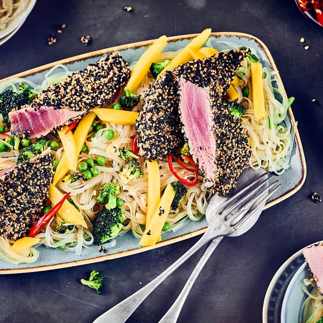 Wussten Sie, dass die Fischart Thunfisch reich an Vitamin B3 ist? Dieses auch Niacin genannte B-Vitamin trägt zur Verringerung von Müdigkeit und Ermüdung bei. Und so lecker zubereitet wie bei unserem Rezept in Sesamkruste kombiniert mit Asia-Salat essen wir doch gerne viel davon.