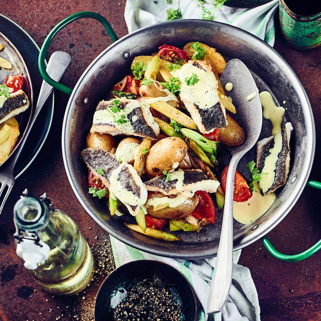 Seezunge ist vielseitig verwendbar in Rezepten und als sehr feiner Fisch bekannt. Wir servieren ihn in Zitronen-Buttersauce mit Spargel und Kartoffeln als Beilage.