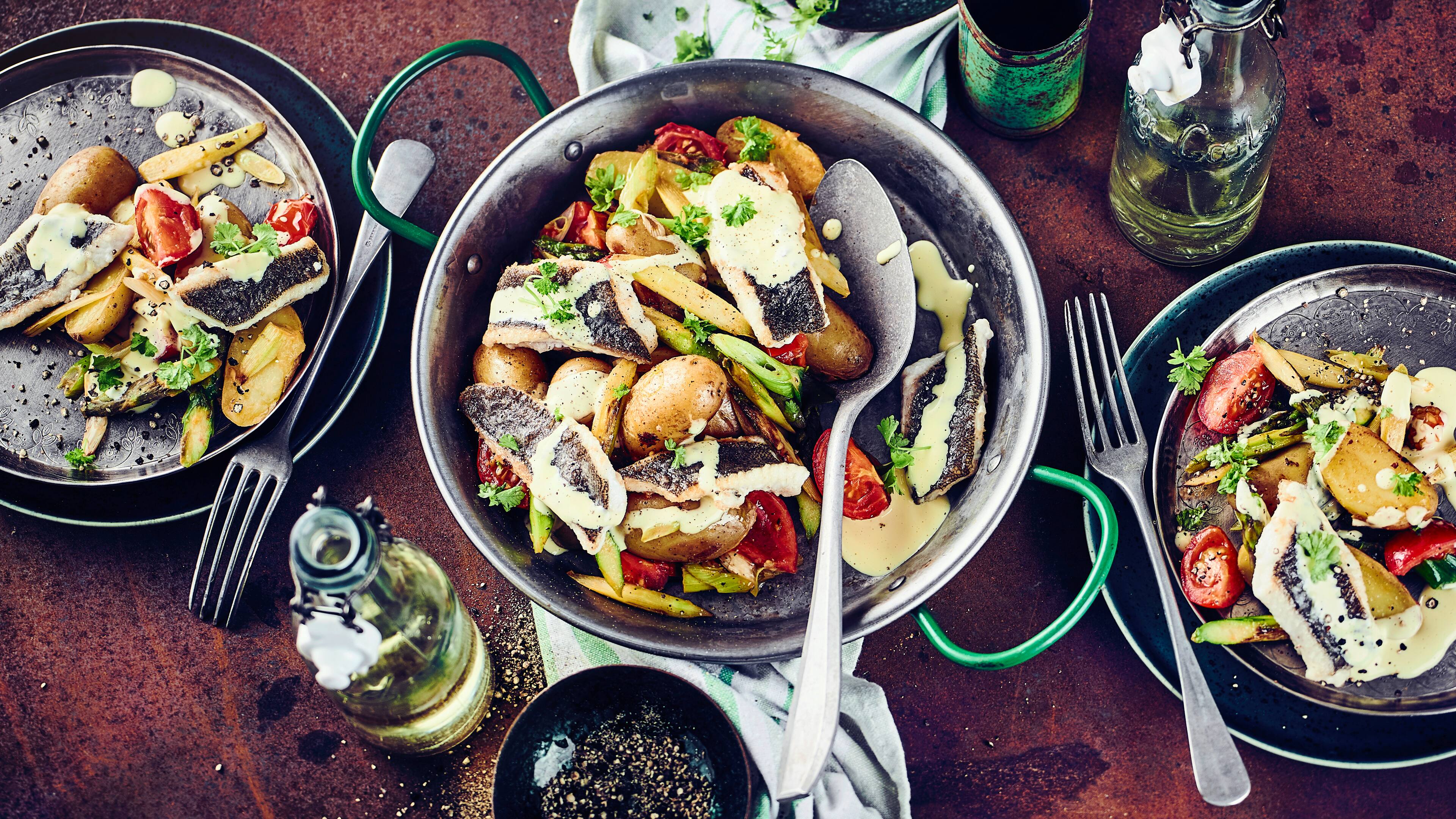 Seezungenpfanne Seezunge ist vielseitig verwendbar in Rezepten und als sehr feiner Fisch bekannt. Wir servieren ihn in Zitronen-Buttersauce mit Spargel und Kartoffeln als Beilage.