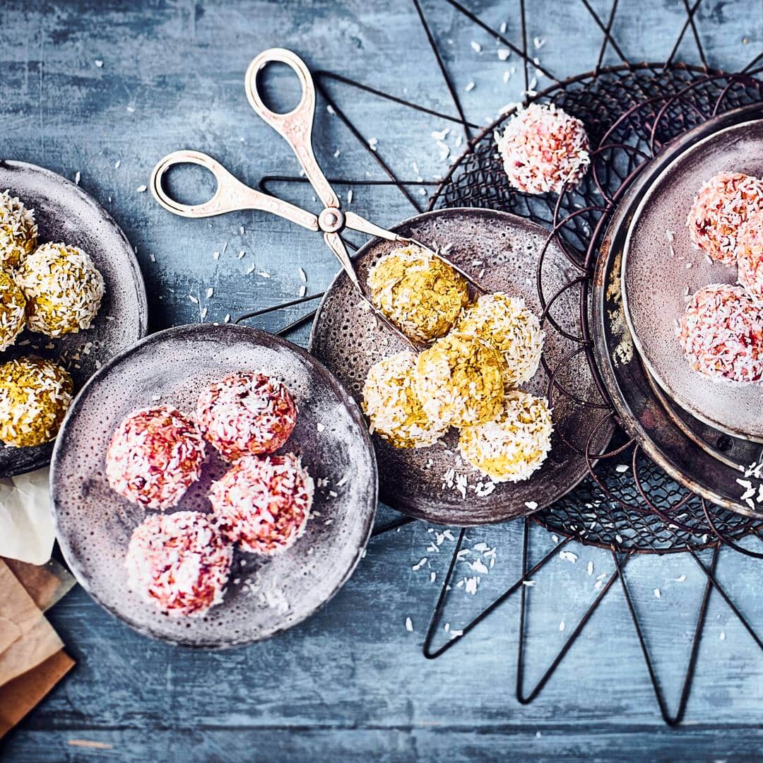 Leckere kleine Energie-Kugeln mit Mango und Erdbeeren. Unser Tipp für Sie: Sie können die Kugeln einfrieren und bei Bedarf immer wieder aus dem Kälteschlaf holen, sodass Sie sich auch einen kleinen Vorrat anlegen können.