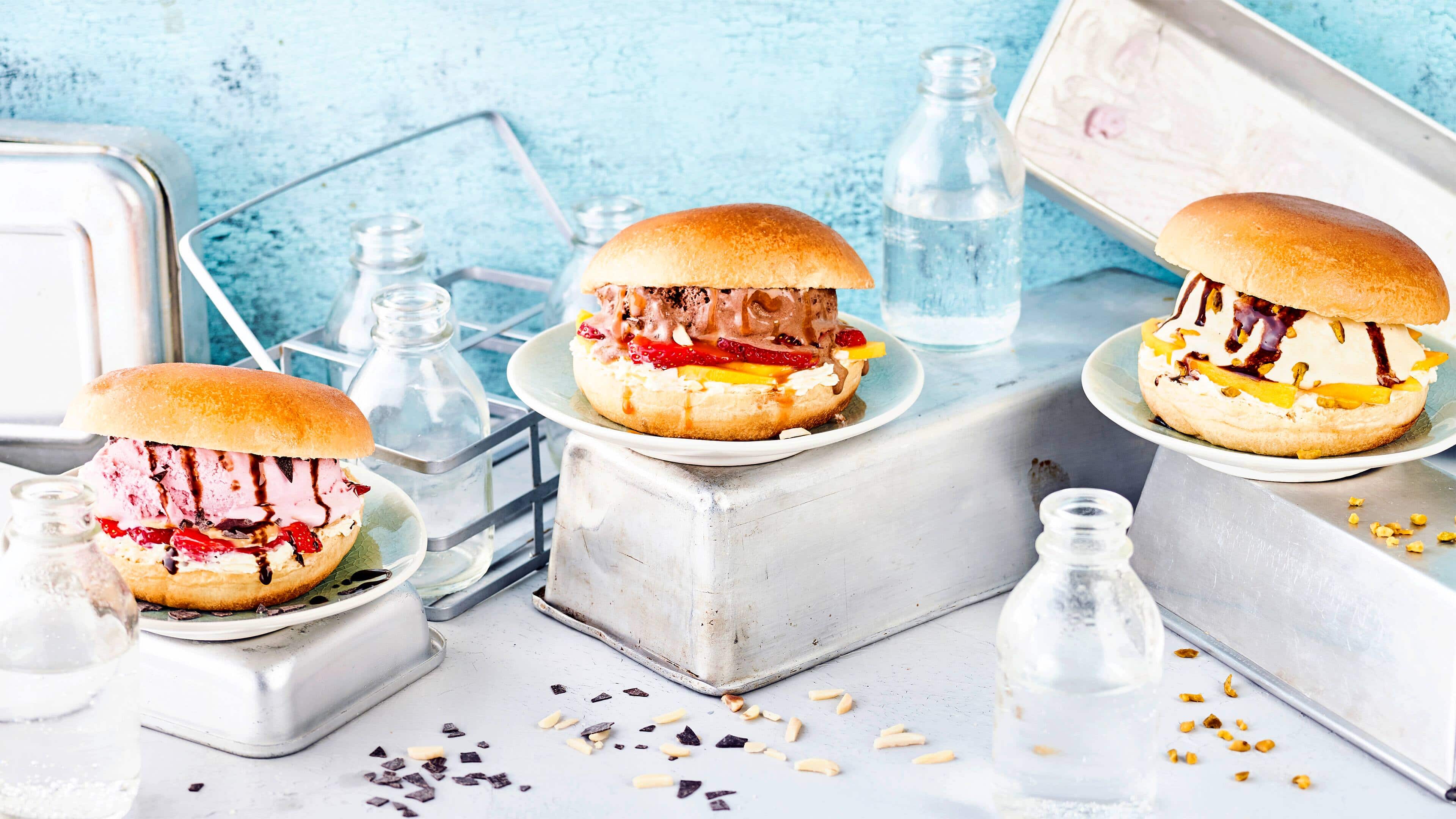 Eis Burger Zum Dahinschmelzen gut: Unsere Eis-Burger passen perfekt zu einem warmen Sommertag. Aber Vorsicht - auch wenn sie so schön zum Ansehen sind, Sie müssen sofort verzehrt werden.