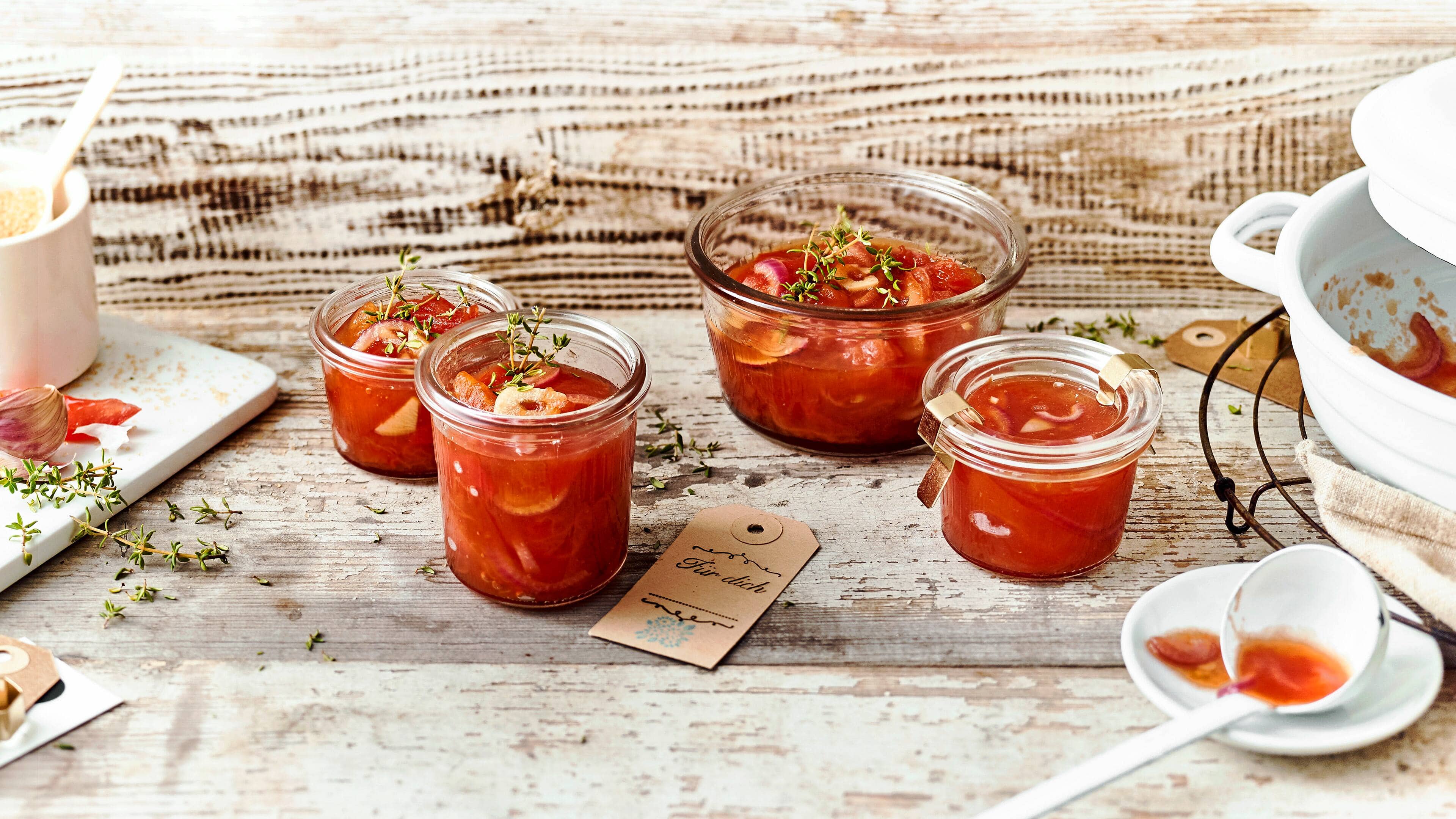 Tomatenconfit Unser Tipp für ein kulinarisches Mitbringsel: Probieren Sie unser Tomatencofit mit Knoblauch, Olivenöl und Puderzucker – fertig in 60 Minuten!