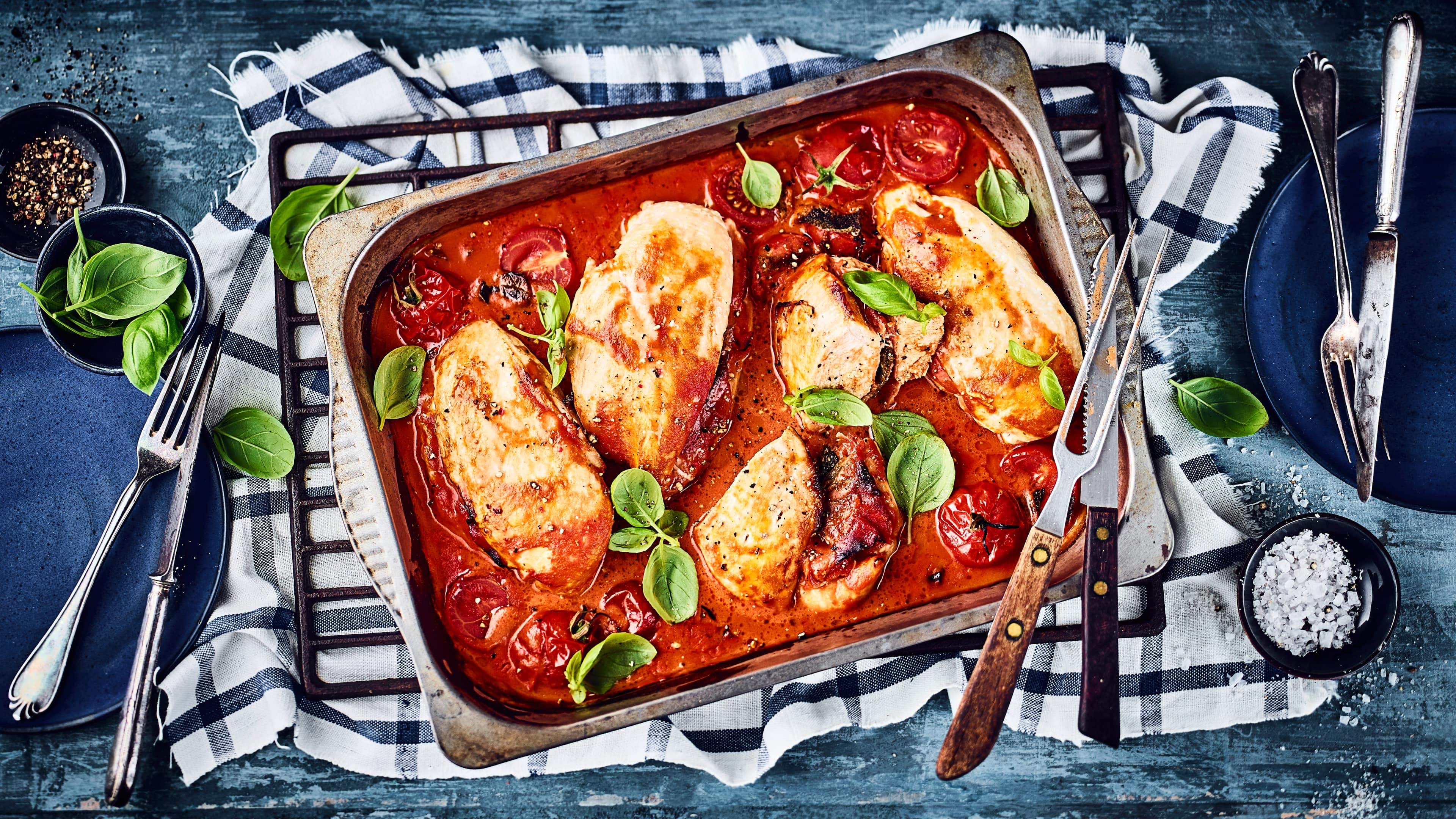 Gratinierte Hähnchenbrust Mediterrane Hähnchenbrust herzhaft gefüllt mit Serrano Schinken und Salbei in einer cremigen Tomatensauce. Dazu passen Linguine.