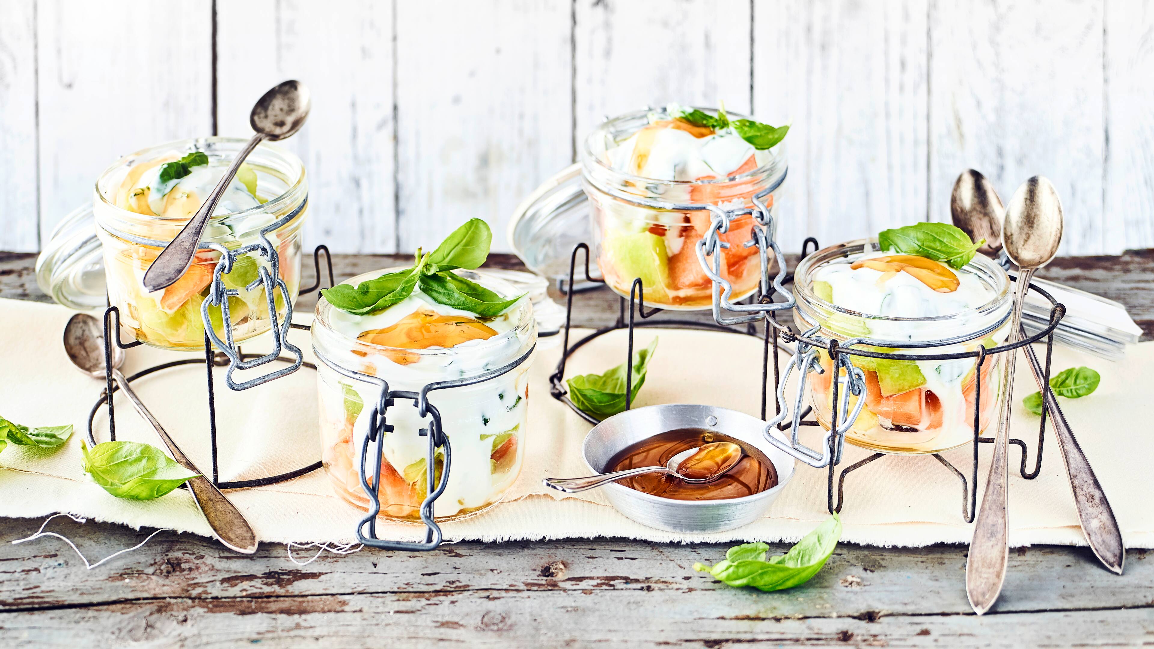 Joghurt mit Melone Dieses schnelle Gericht passt zum Frühstück oder als Snack für zwischendurch: Probieren Sie unseren griechischen Joghurt mit Honigmelone und Basilikum – fertig in 20 Minuten!