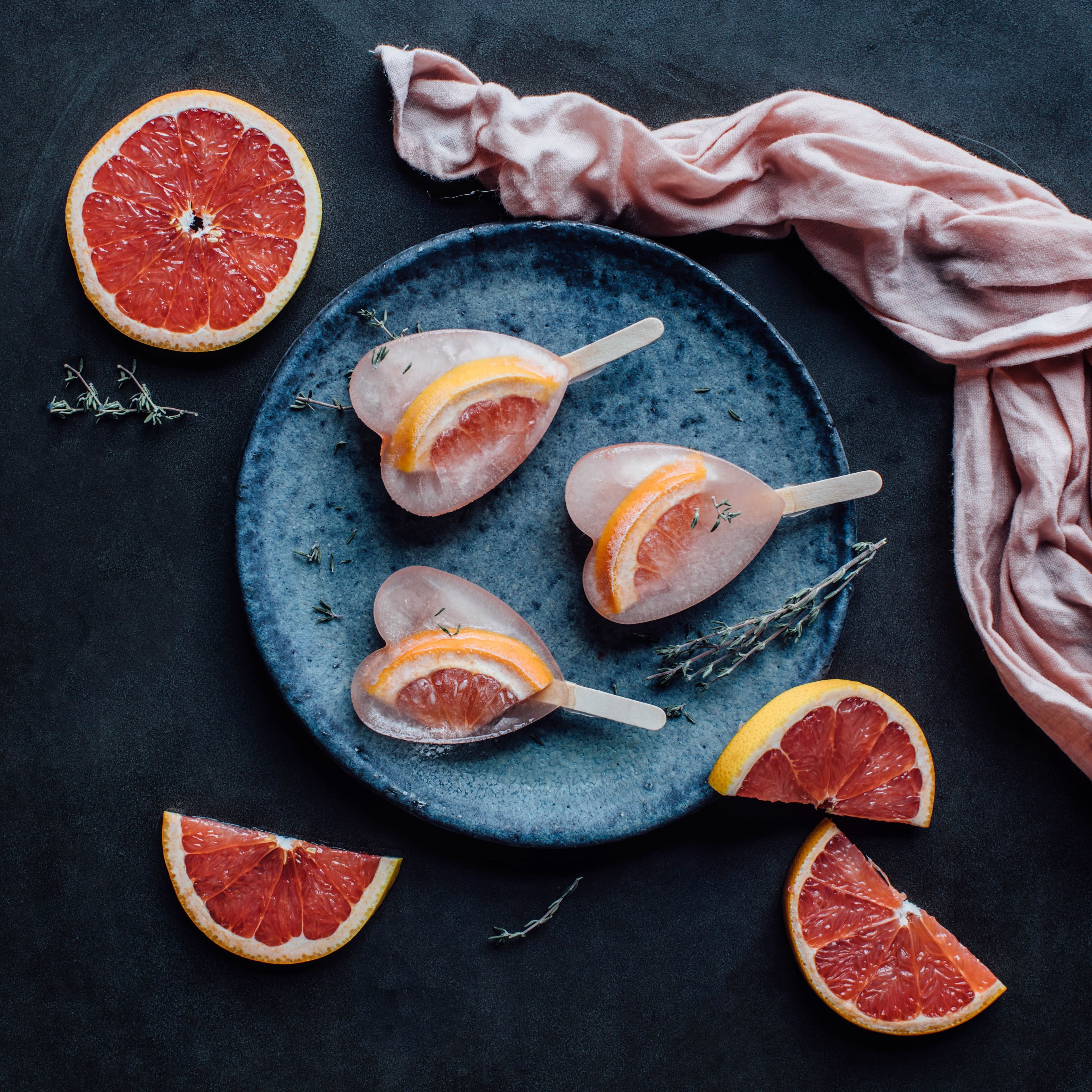 Selbst gemachte Erfrischung gefällig? Aus Grapefruits und Holunderblütensirup lassen sich diese coolen Grapefruit-Eis-Pops ganz einfach herstellen. Eine super Erfrischung für den Sommer!