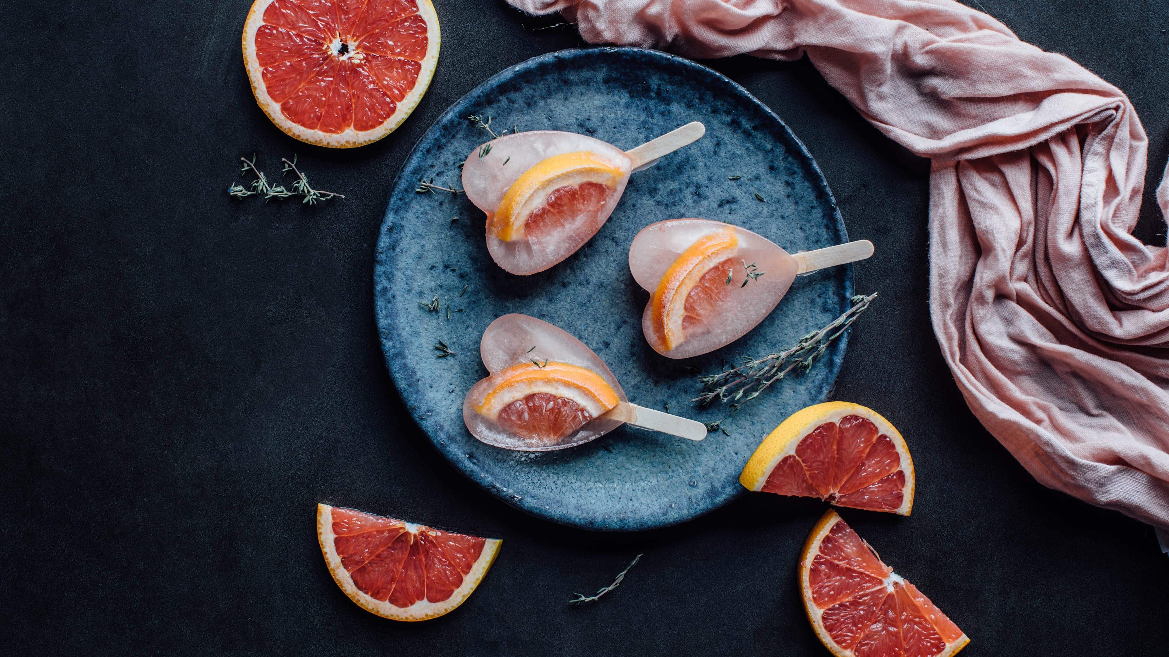 Grapefruit-Eis-Pops Selbst gemachte Erfrischung gefällig? Aus Grapefruits und Holunderblütensirup lassen sich diese coolen Grapefruit-Eis-Pops ganz einfach herstellen. Eine super Erfrischung für den Sommer!