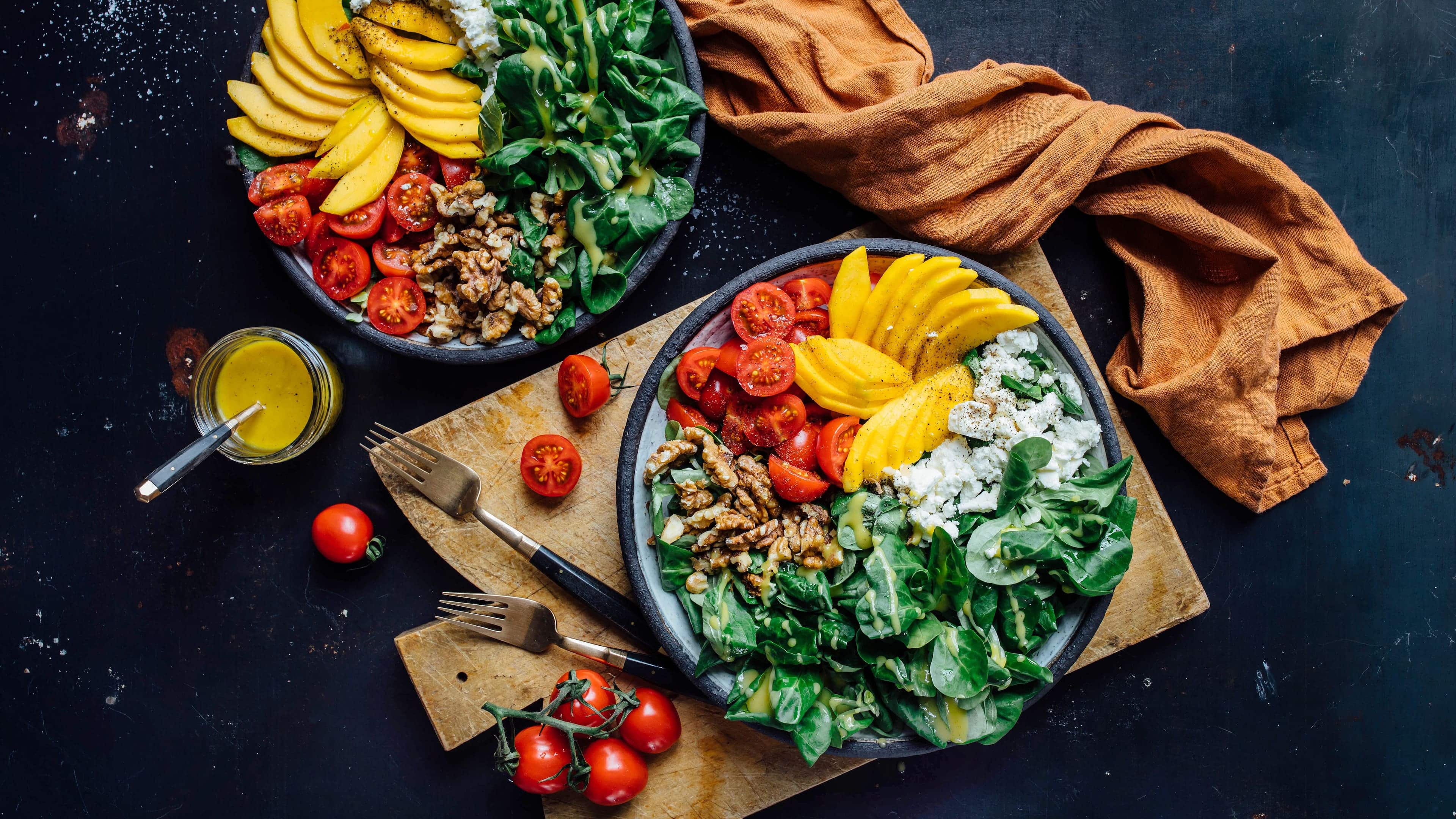 Mango-Feta-Salat Diese Kombination werden Sie lieben: Unser Mango-Feta-Salat mit Feldsalat, Tomaten und gerösteten Walnüssen schmeckt super aromatisch und ist genau das Richtige für den Sommer!