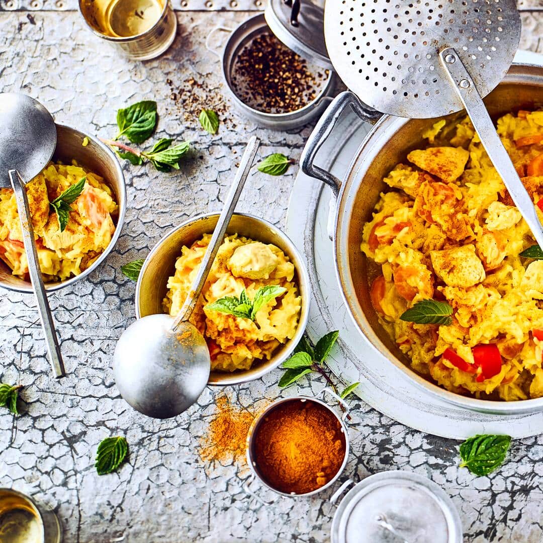 Ein One Pot Gericht mit orientalischer Note: Unser Rezept für One Pot Reis mit Chicken Curry ist super schnell zubereitet und kommt mit leichter Schärfe daher.