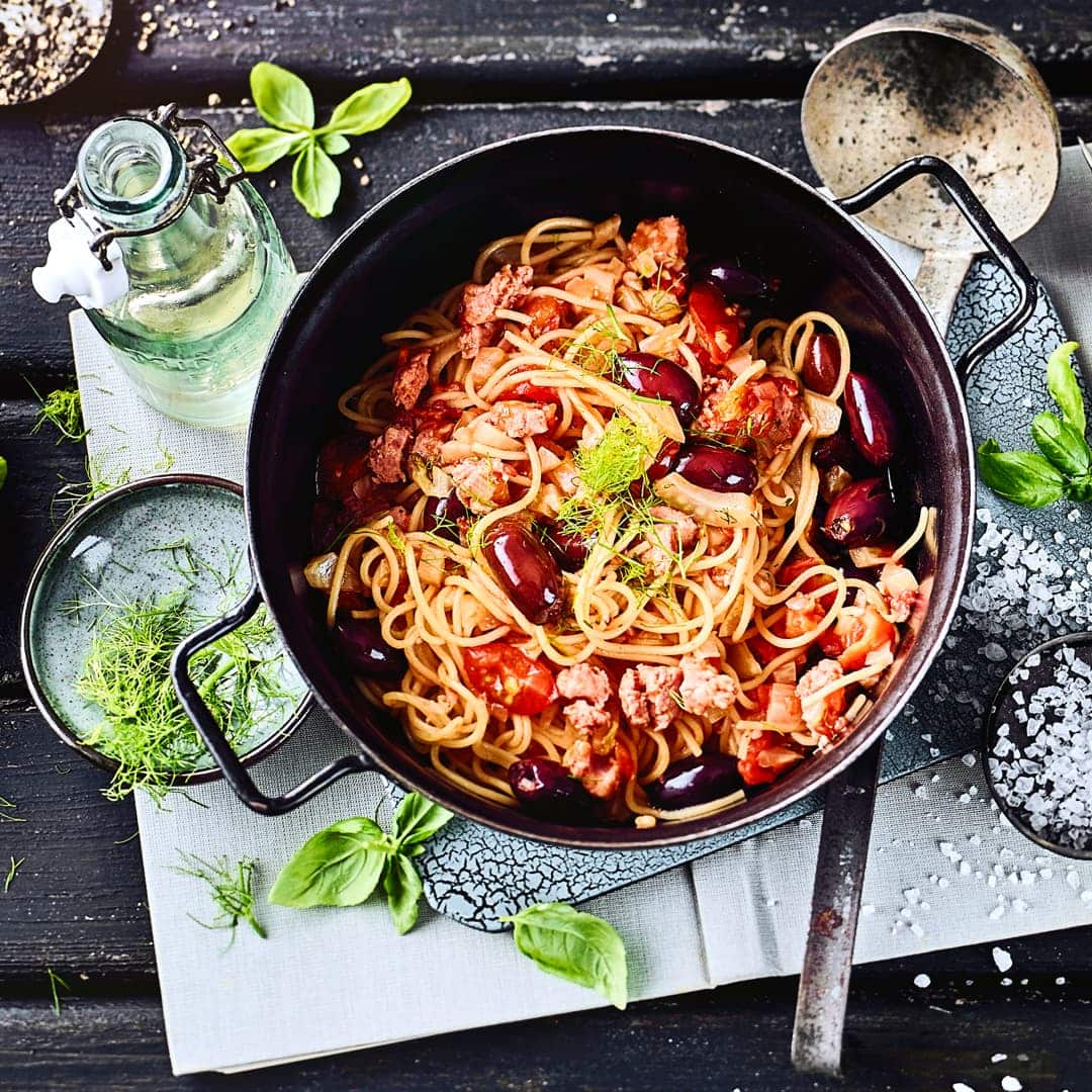 Wenn es mal wieder schnell gehen muss und möglichst wenig Kochgeschirr genutzt werden soll: Probieren Sie unsere One Pot Spaghetti mit Fenchel und Salsiccia.