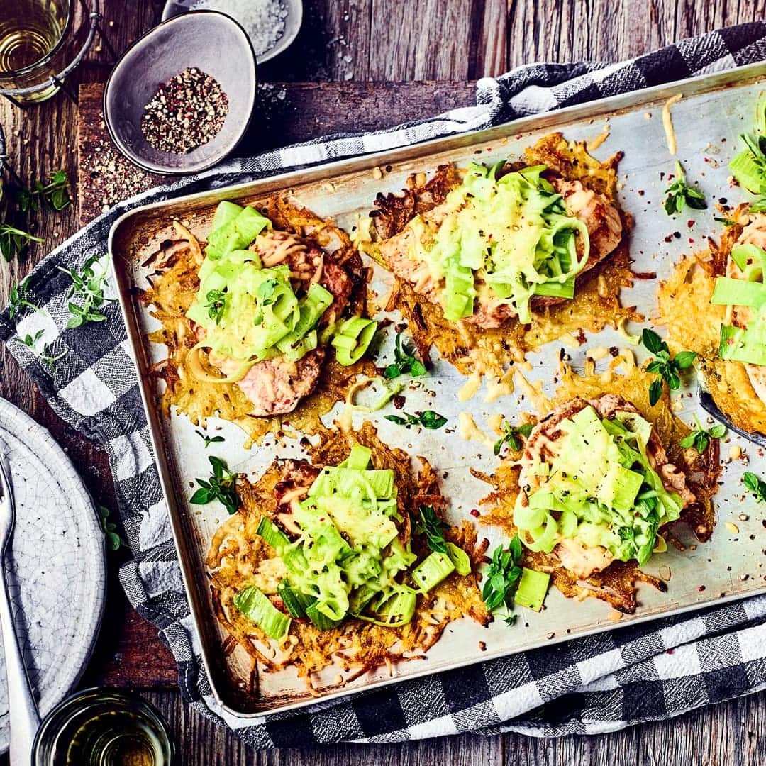 Wir finden selbstgemachte Rösti belegt mit Schweineschnitzeln, Porree und würzigem Bergkäse sind eine super Idee für Ihr nächstes Abendessen und ruckzuck fertig!