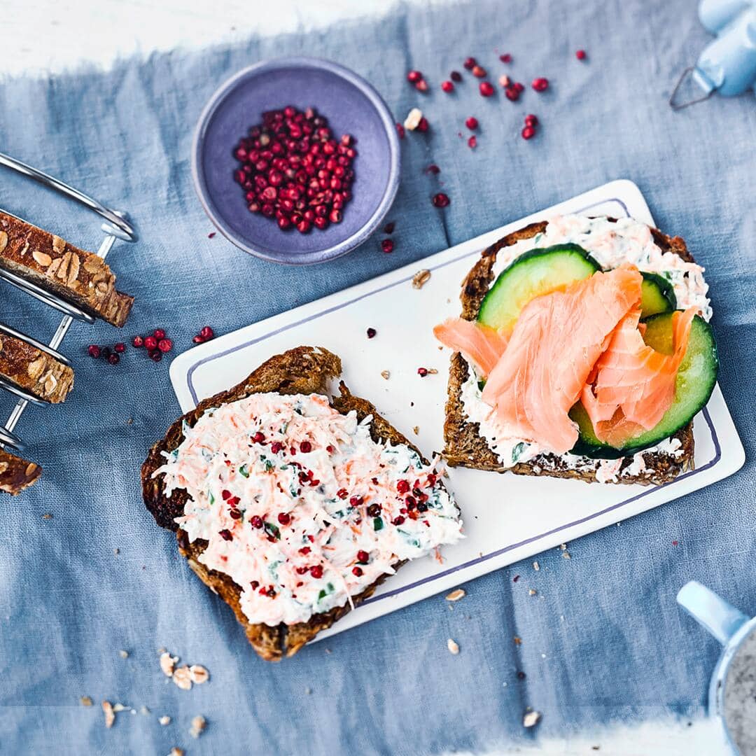 Leckerer Snack: Probieren Sie unser Rezept für getoastetes Vollkornbrot mit einer pikanten Fisch-Gemüse-Creme einmal aus – in nur 10 Minuten servierbereit!