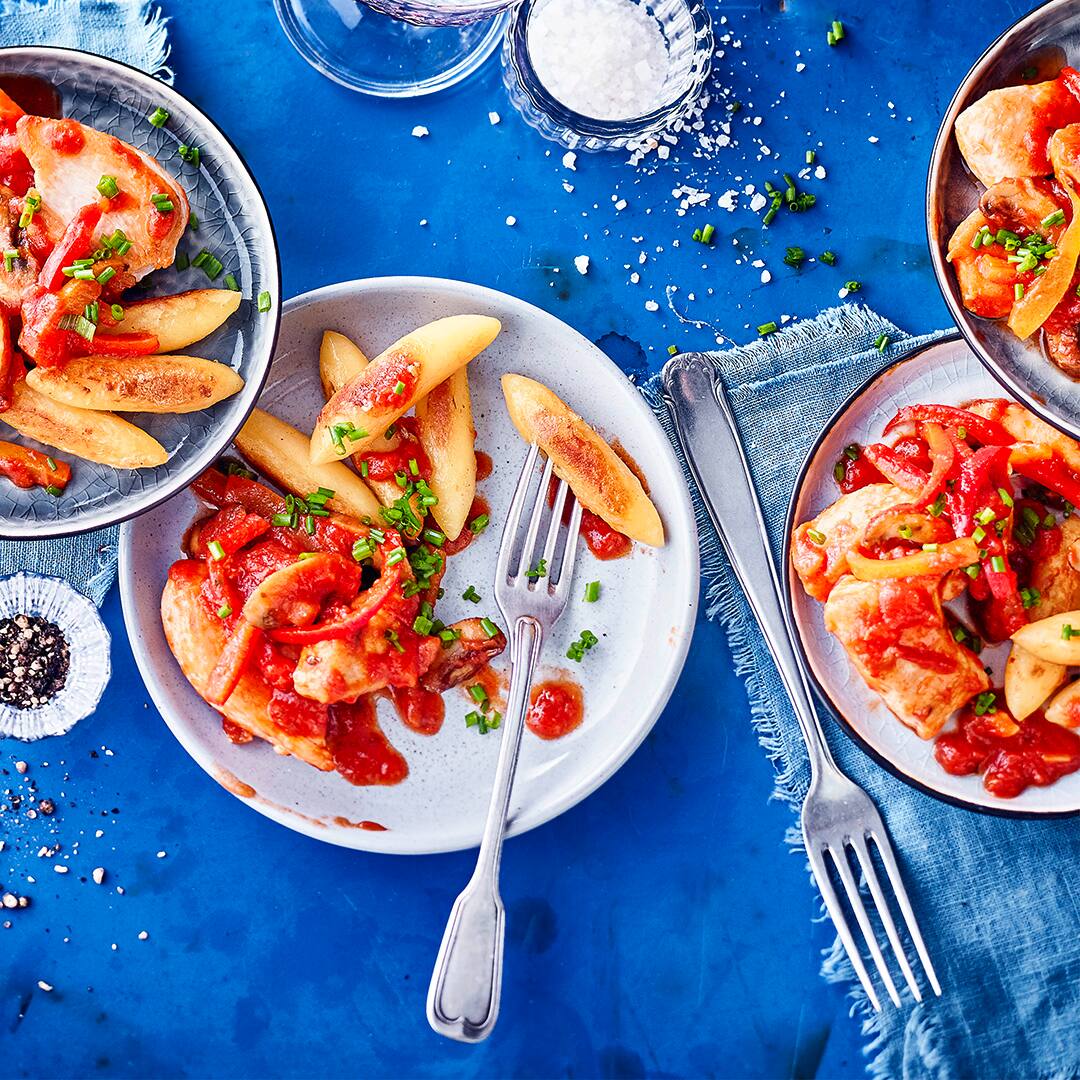 Schnelles Geflügelgericht: Probieren Sie unser Hähnchenbrustfilet mit Tomaten-Paprika-Pilzgemüse und Schupfnudeln – in nur 25 Minuten servierfertig!
