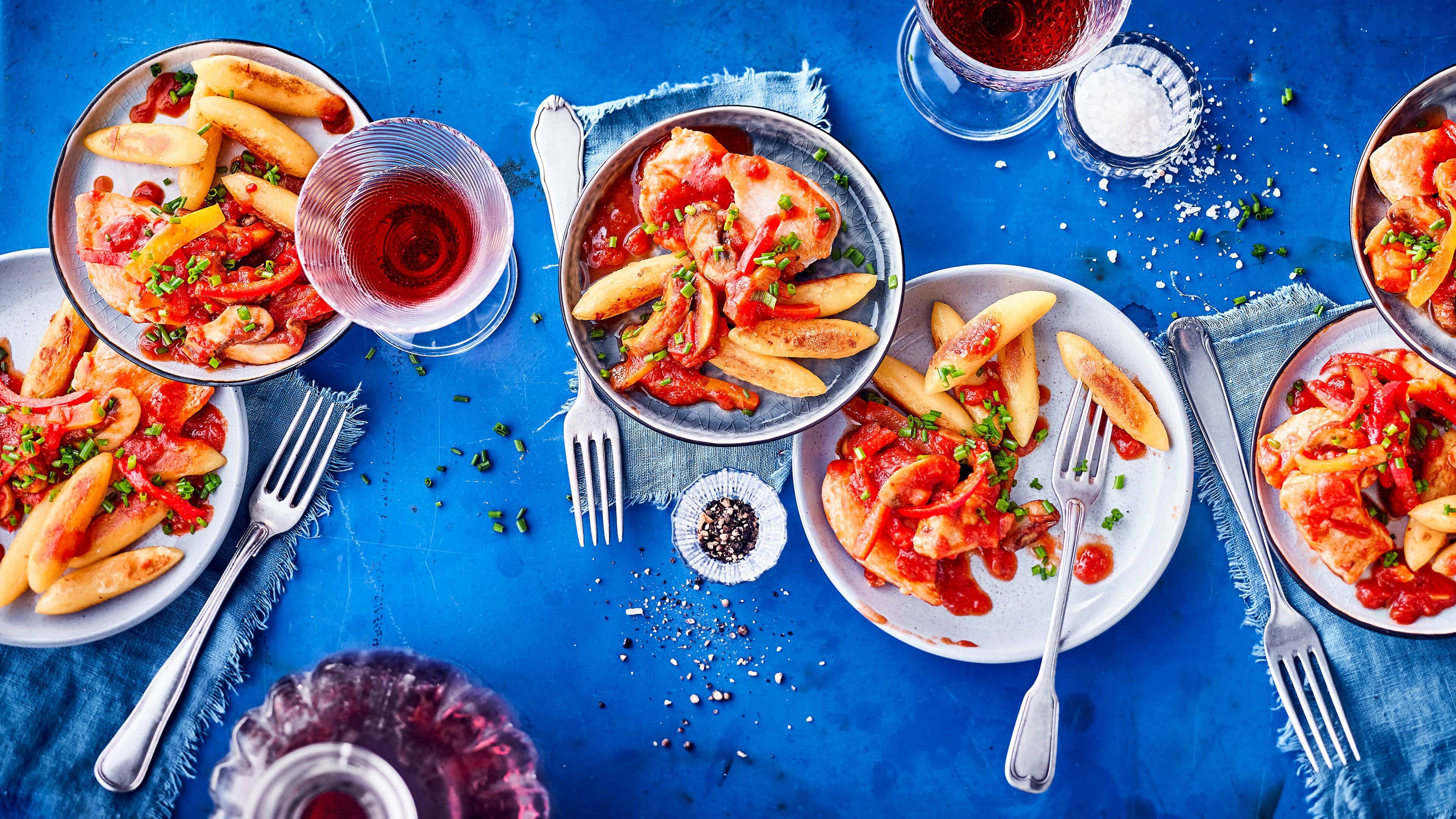 Hähnchenbrustfilet mit Tomaten Schnelles Geflügelgericht: Probieren Sie unser Hähnchenbrustfilet mit Tomaten-Paprika-Pilzgemüse und Schupfnudeln – in nur 25 Minuten servierfertig!