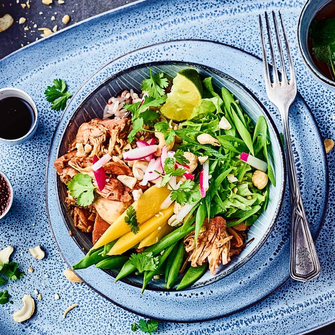 Trendfood mit Trendfrucht: Genießen Sie eine Curry-Bowl mit Jackfruit, Gurke und Mango. Fein abgeschmeckt mit Soja- und Teriyakisauce ein Highlight!