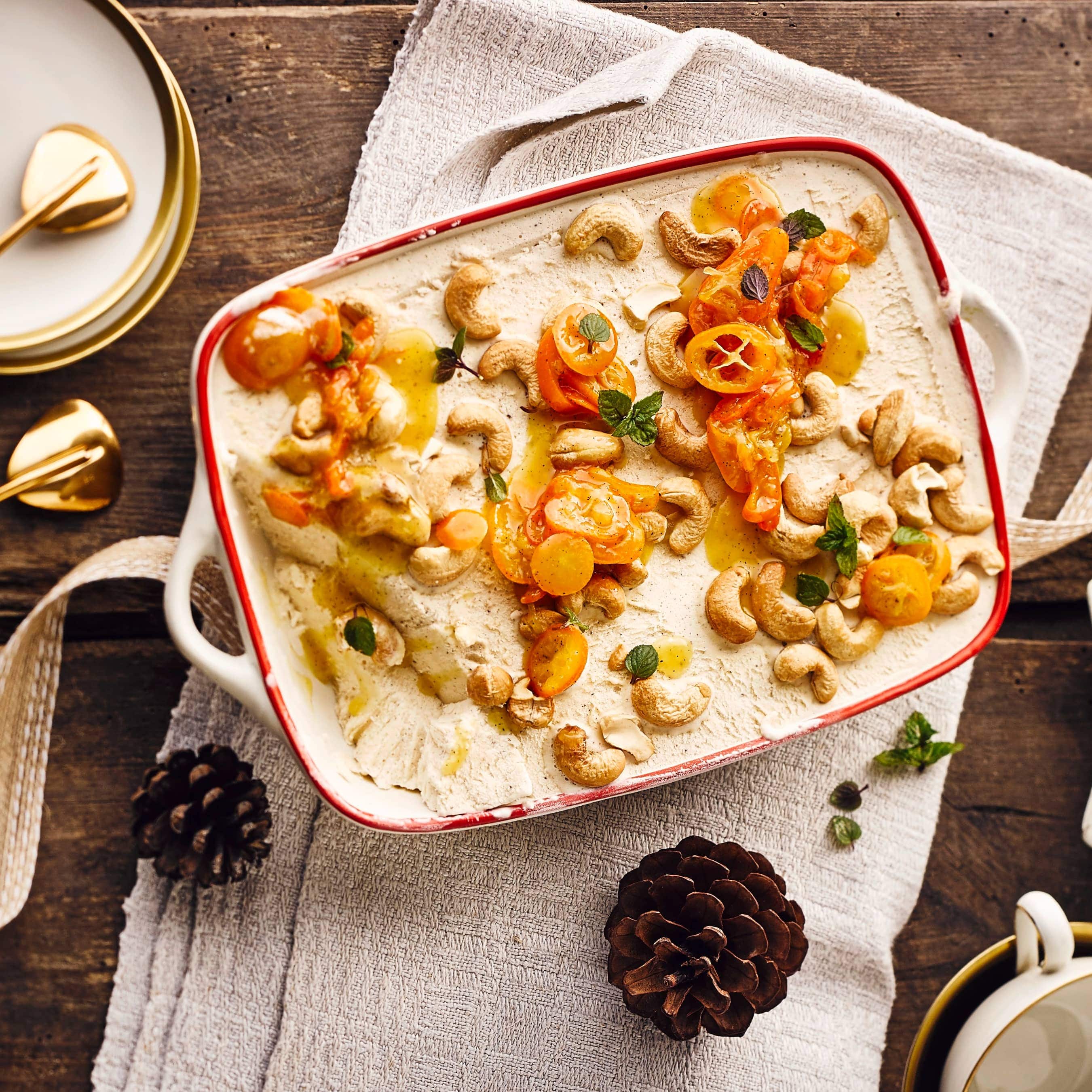 Raffiniertes Dessert für Gäste: Zaubern Sie mit unserem Rezept ein exotisches Vanille-Joghurt-Parfait mit süß-saurer Kumquatsoße – erfrischend lecker!