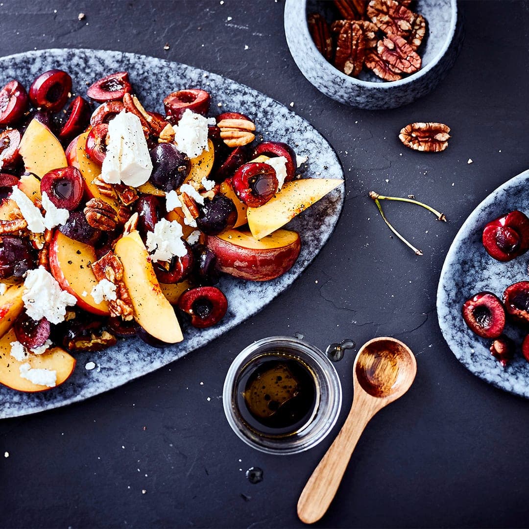 Aus nur 5 Zutaten (+ Salz, Pfeffer, Öl) zaubern Sie hier ruckzuck einen sommerlichen Steinobst-Salat mit Kirschen, Pfirsich, Ziegenkäse, Pekannüssen und Balsamico-Essig.