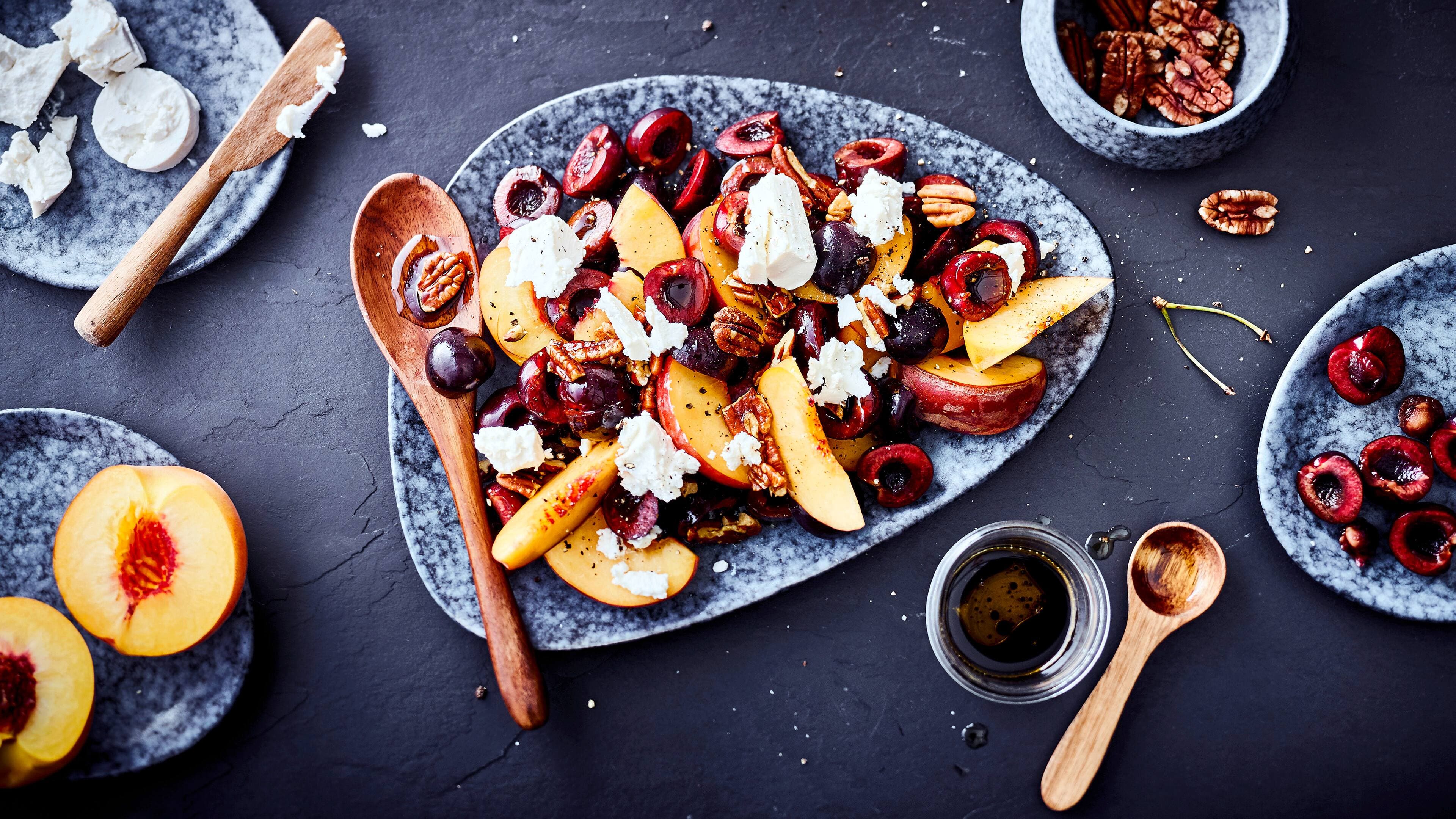 Steinobst-Salat Aus nur 5 Zutaten (+ Salz, Pfeffer, Öl) zaubern Sie hier ruckzuck einen sommerlichen Steinobst-Salat mit Kirschen, Pfirsich, Ziegenkäse, Pekannüssen und Balsamico-Essig.