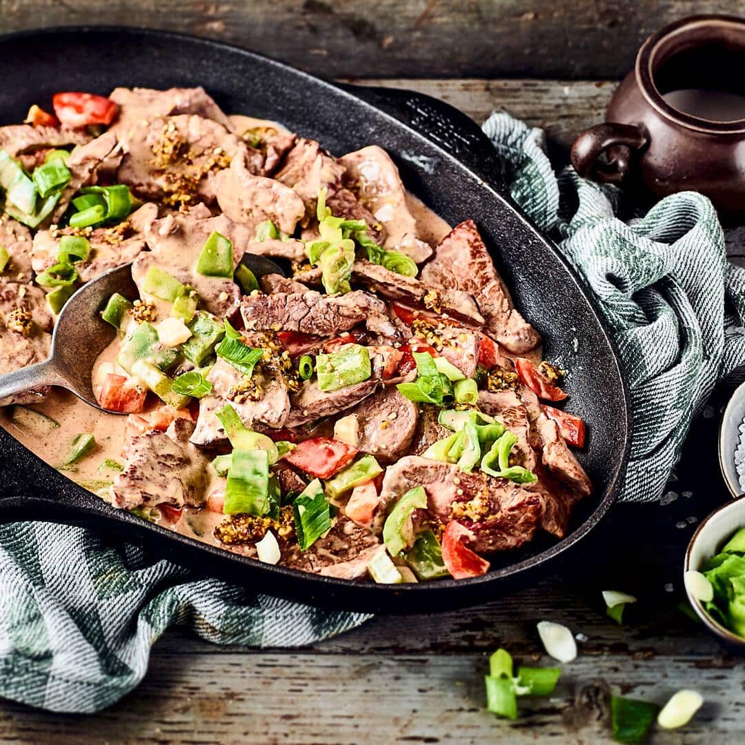 Sie haben Appetit auf Fleisch, aber wenig Zeit? Probieren Sie unser Geschnetzeltes von zartem Rinderfilet in pikanter Weißwein-Crème fraîche-Soße mit Paprika und Lauchzwiebeln – fertig in 30 Minuten!