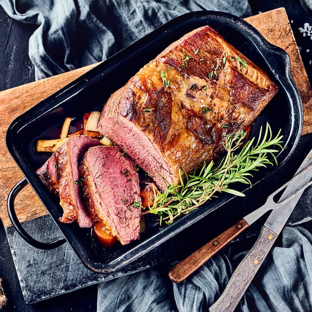 Köstlicher Rinderbraten eingelegt in Rotwein und Gewürzen und anschließend langsam geschmort. Ideal für Gäste oder zu besonderen Festtagen.