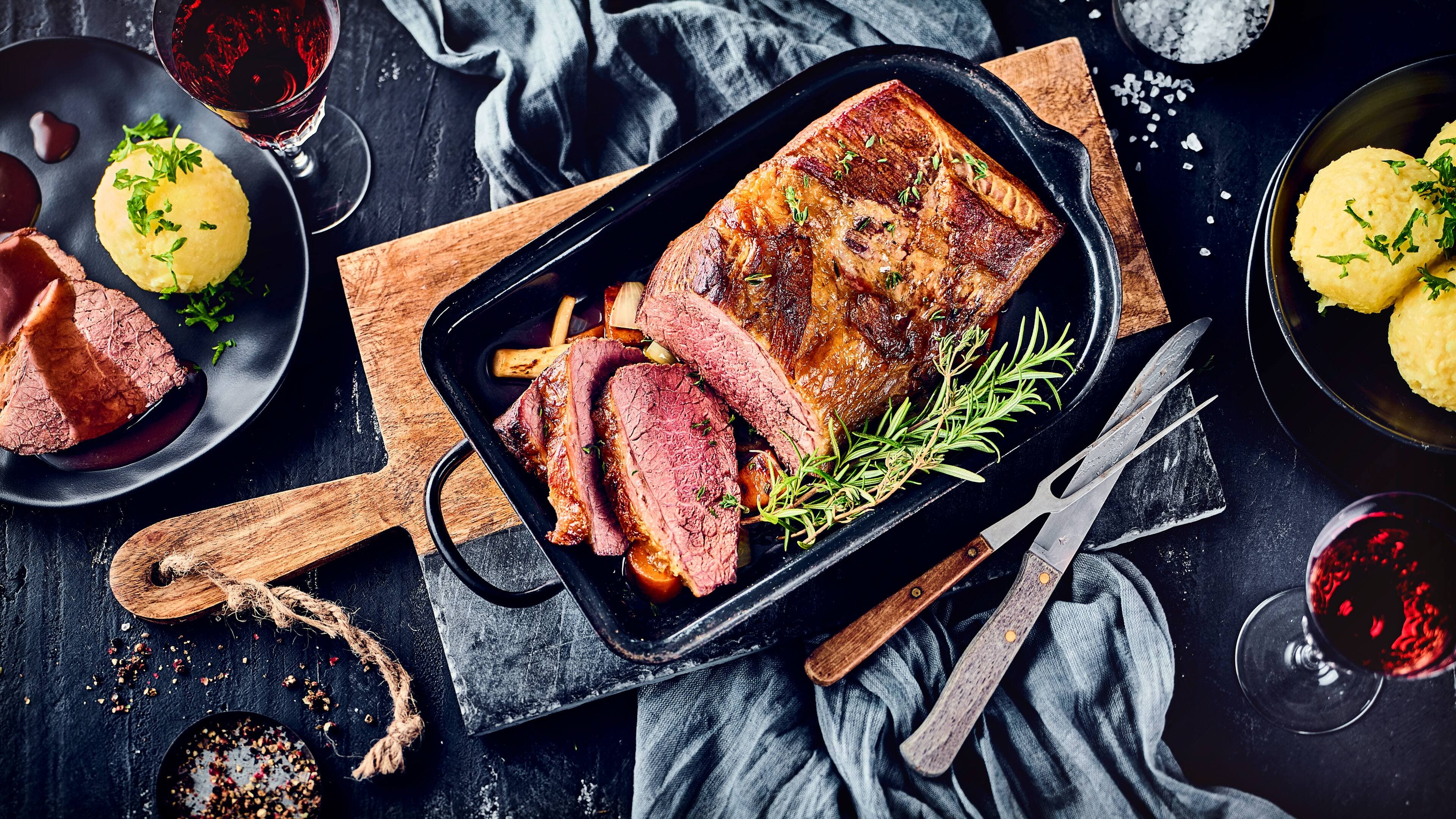 Rotweinschmorbraten Köstlicher Rinderbraten eingelegt in Rotwein und Gewürzen und anschließend langsam geschmort. Ideal für Gäste oder zu besonderen Festtagen.