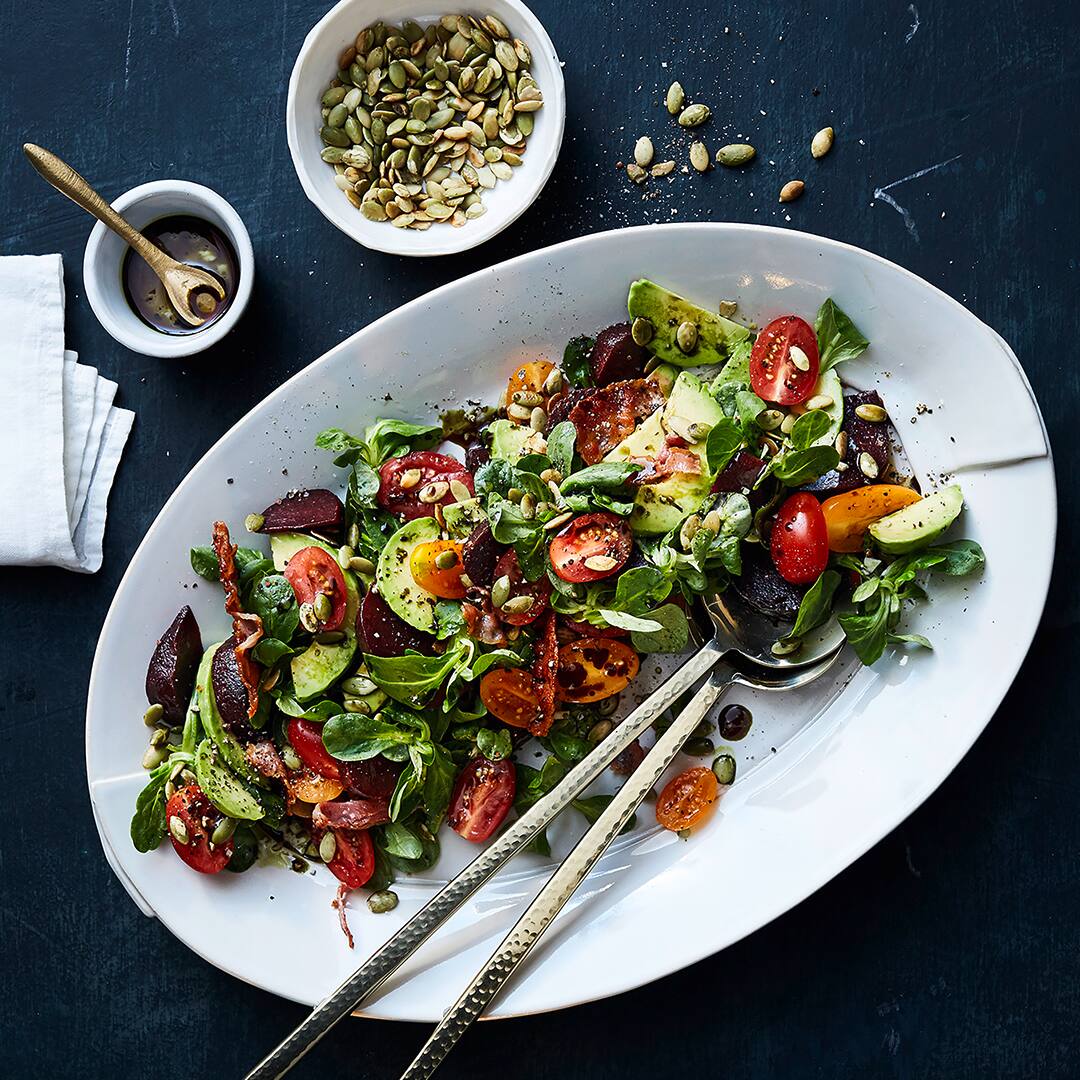 Herrlich frisch & knackig – Unser Feldsalat mit Rote Bete und Speck ist die perfekte Salatbeilage oder Snack. Mit frischem Dressing und Avocado serviert.