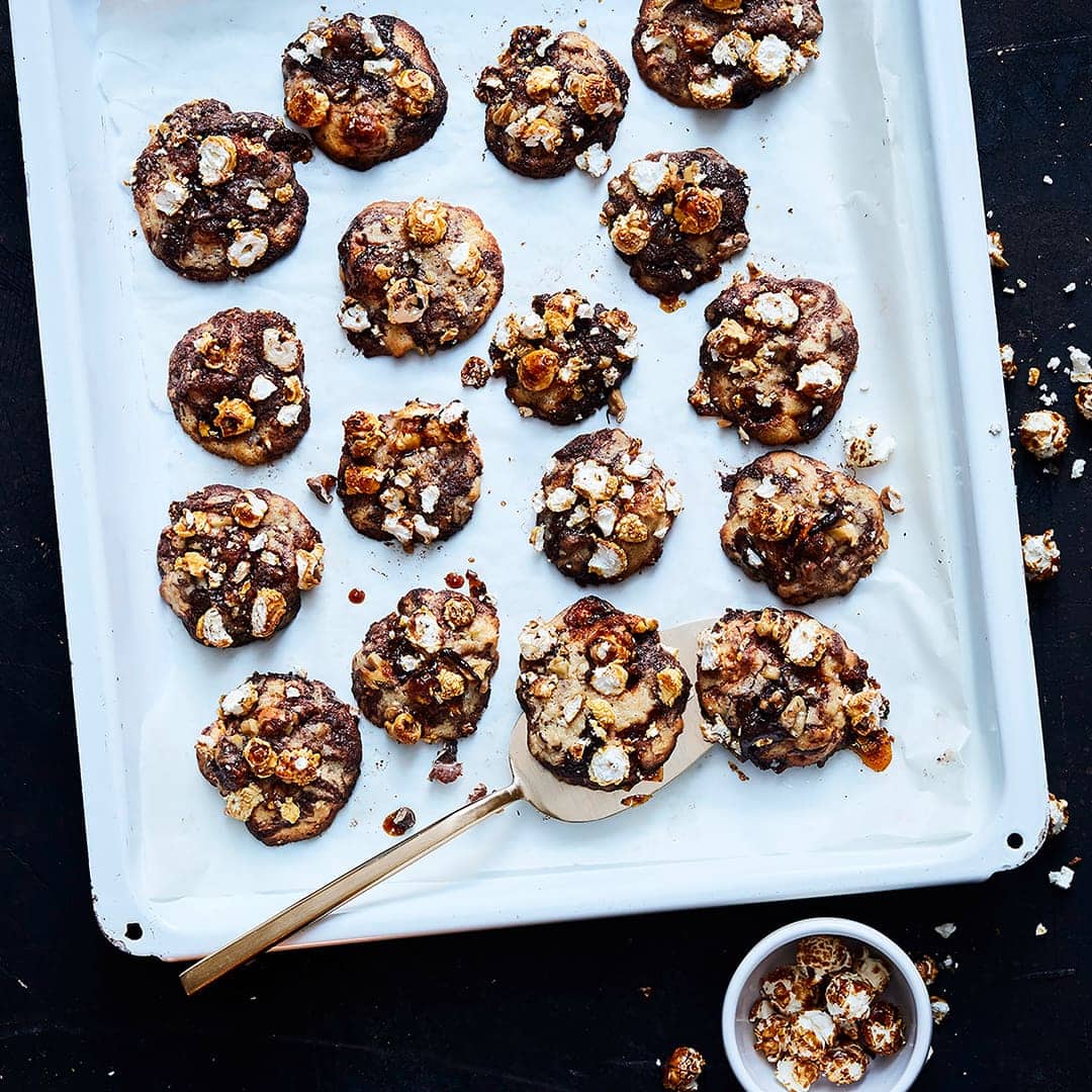 Köstliche Walnuss-Cookies mit Zartbitterschokolade: Unser selbstgemachtes Karamell-Popcorn verleiht den Cookies den letzten Schliff!