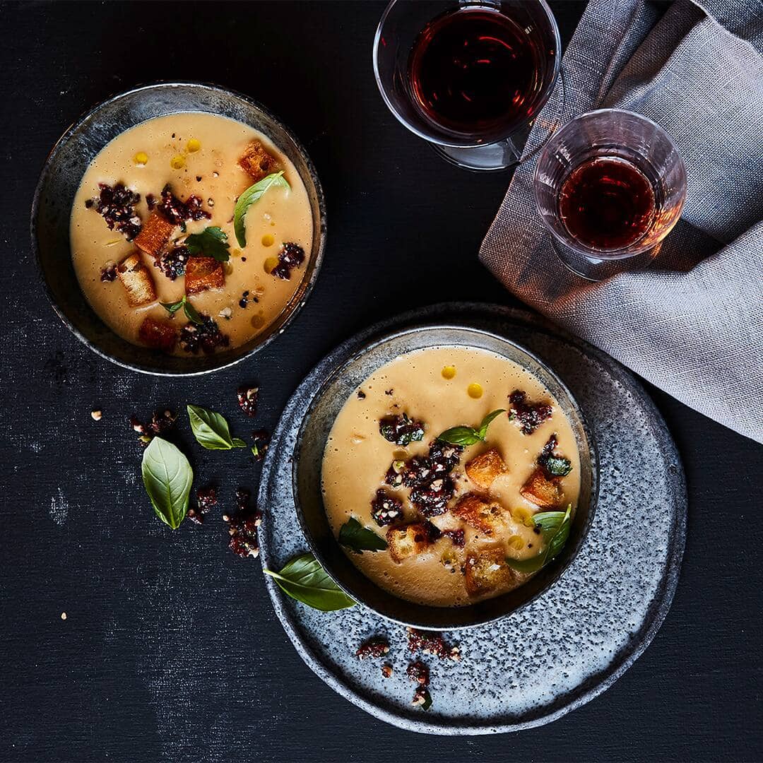 Ein hervorragendes Gericht für die kalte Herbst- und Winterzeit. Mit unserem Rezept für Maronensuppe mit Cranberry-Pesto sorgen Sie für einen köstlichen Geschmack, der von innen wärmt!