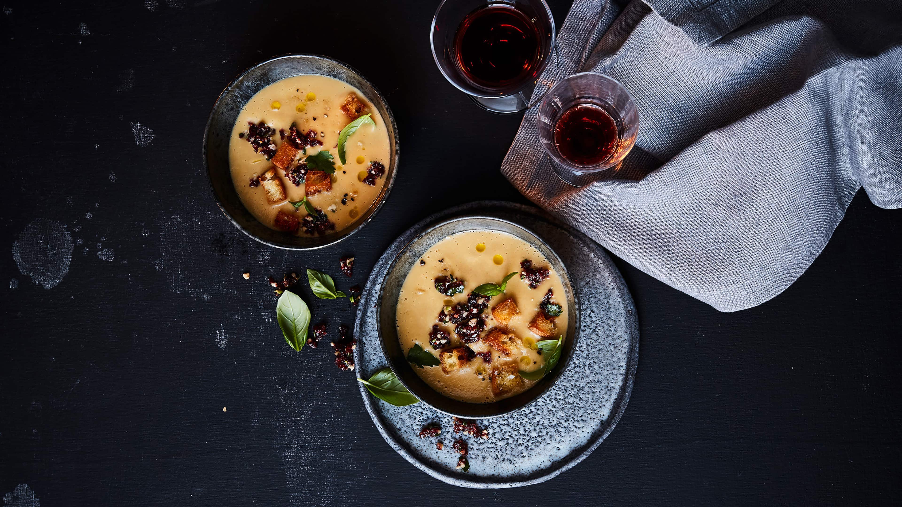 Maronensuppe mit Cranberry-Pesto Ein hervorragendes Gericht für die kalte Herbst- und Winterzeit. Mit unserem Rezept für Maronensuppe mit Cranberry-Pesto sorgen Sie für einen köstlichen Geschmack, der von innen wärmt!