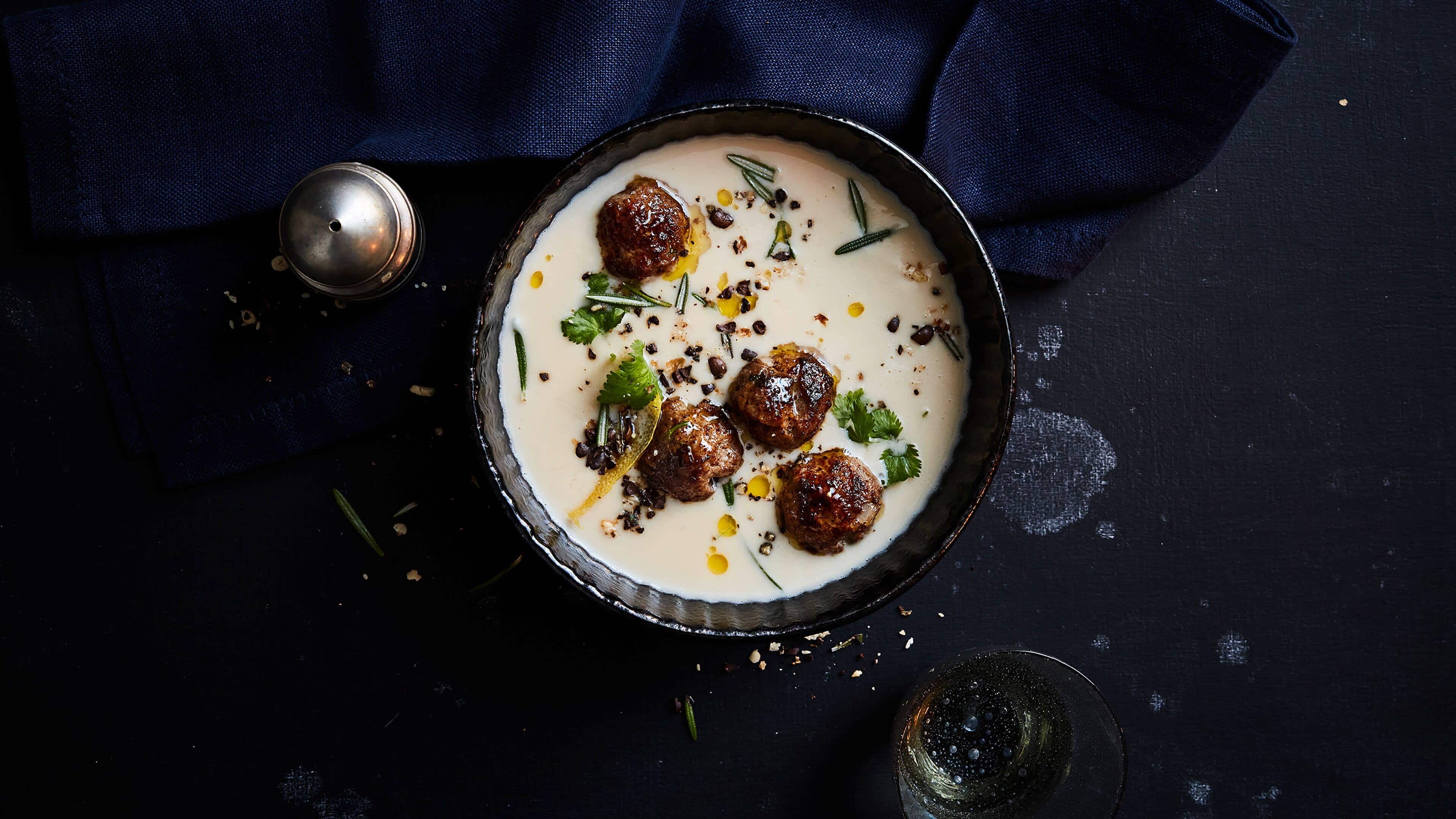 Weiße Bohnensuppe mit Hackbällchen und Gremolata Unsere Weiße Bohnensuppe: deftig & gesund - Köstlichkeit aus Hülsenfrüchten mit Hackbällchen und einem aromatischen Kaffee-Gremolata.