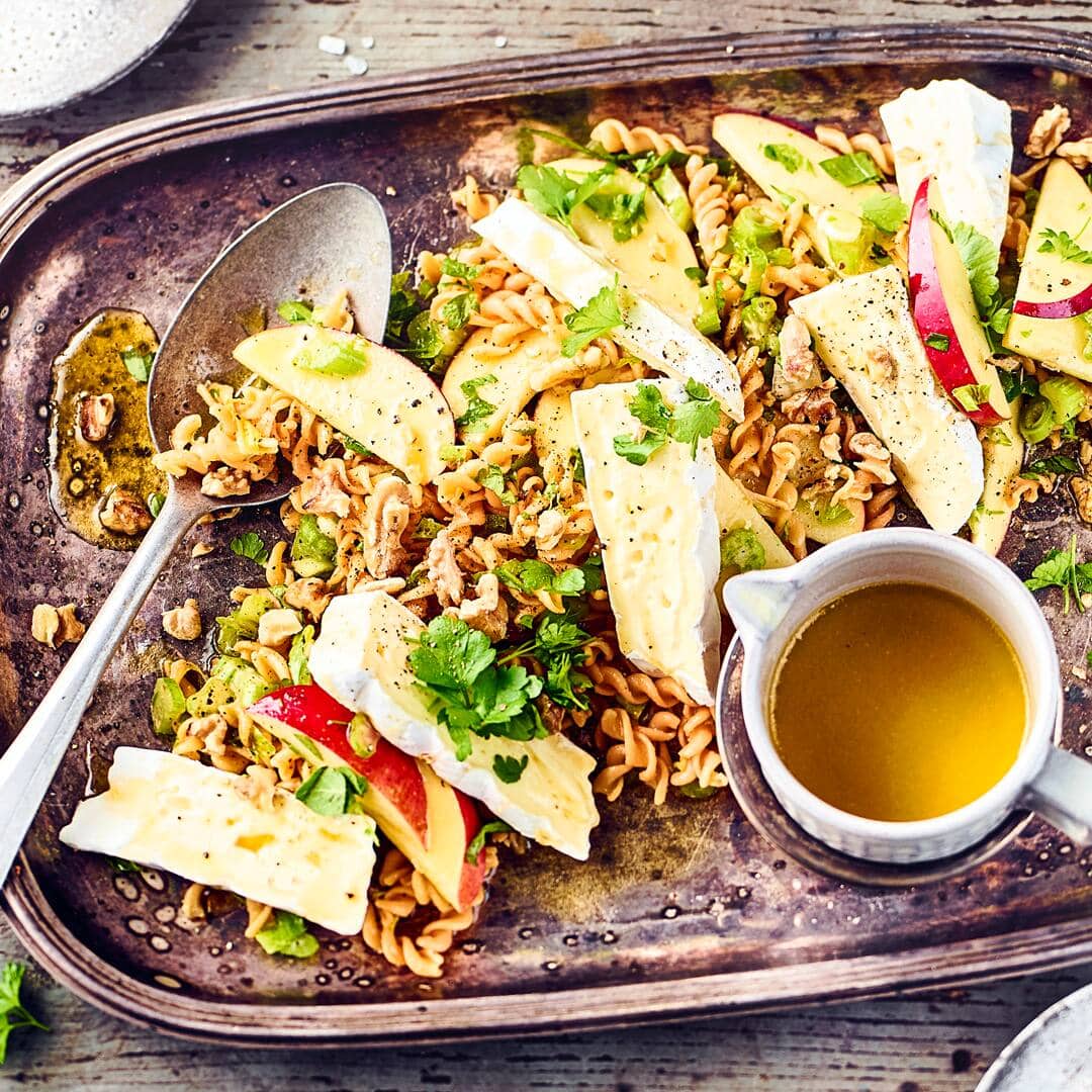 Ob zum Mittagessen oder fürs Buffet – Unser Rezept für Rote-Linsen-Pasta-Salat mit Brie und Walnüssen ist eine glutenfreie Alternative, die überzeugt!