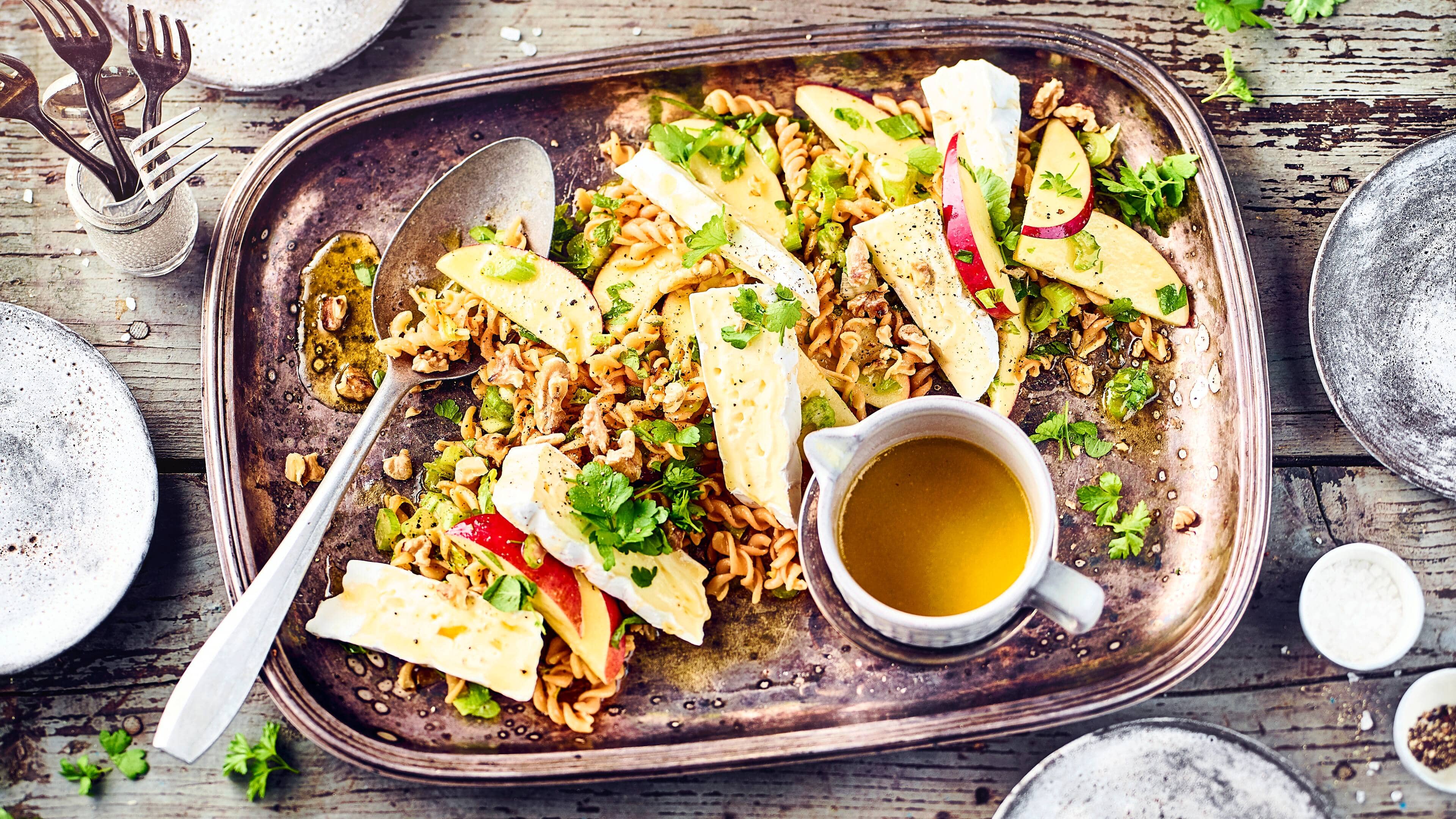 Rote-Linsen-Pasta-Salat Ob zum Mittagessen oder fürs Buffet – Unser Rezept für Rote-Linsen-Pasta-Salat mit Brie und Walnüssen ist eine glutenfreie Alternative, die überzeugt!