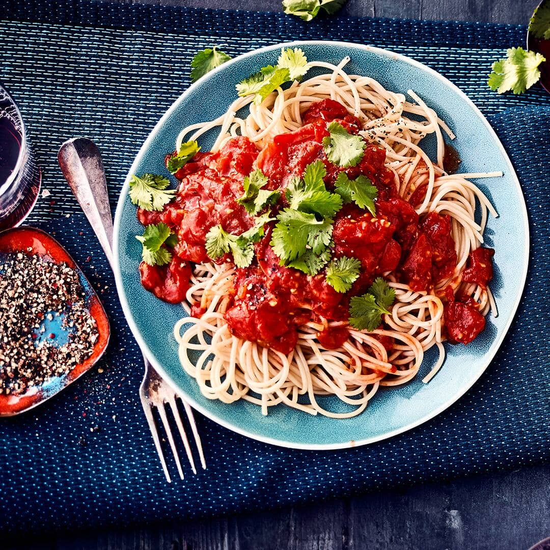 Haben Sie Appetit auf ein pikantes Pastagericht? Probieren Sie unsere Spaghetti mit scharfer Tomatensauce mit viel Tomaten, Ingwer und einem Hauch Chili.