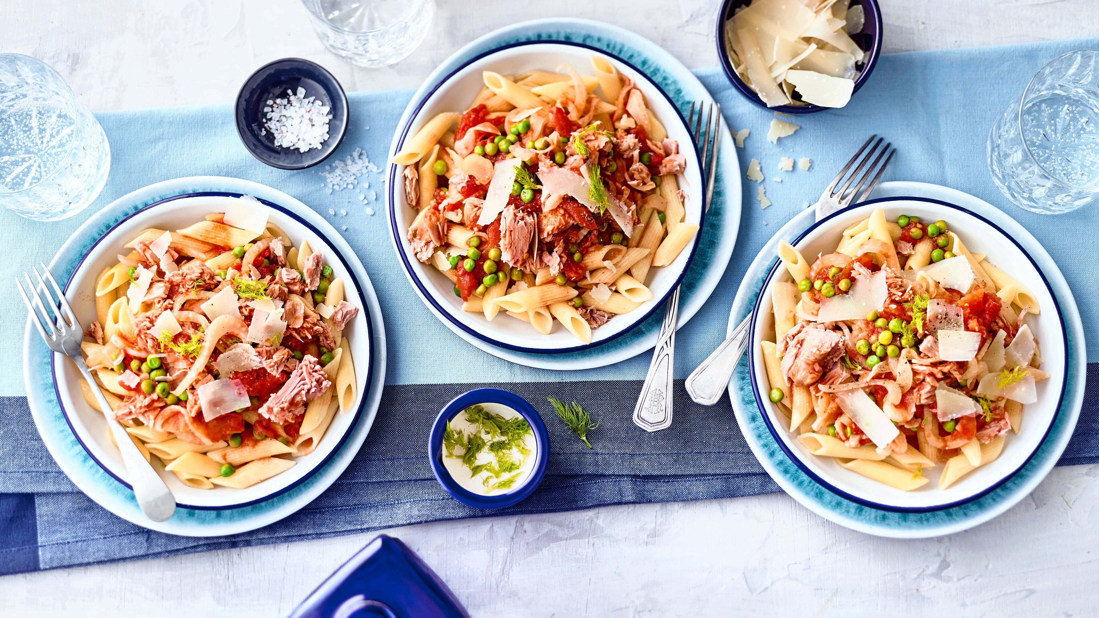 Penne mit Thunfisch Probieren Sie unser pikantes Pastagericht: Penne mit einer Soße aus Tomaten, Erbsen, Orangensaft und Fenchel mit Thunfischfilet – in 45 Minuten zubereitet!