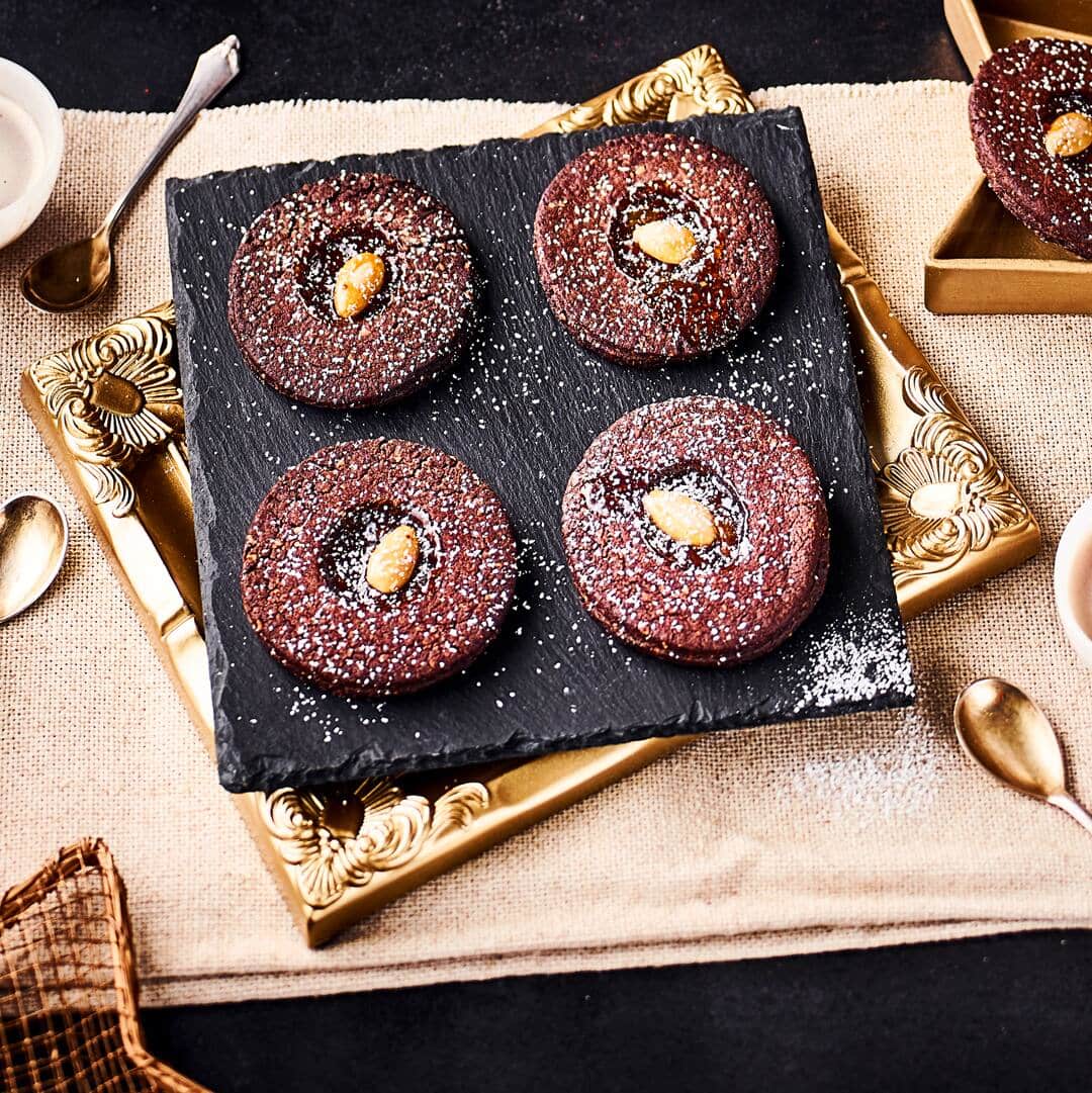 Spitzbuben sind klassische und vielseitige Plätzchen, wir veredeln sie zum Beispiel mit Kakao zu Schoko-Spitzbugen. Gefüllt mit fruchtiger Marmelade sind sie doppelt lecker!